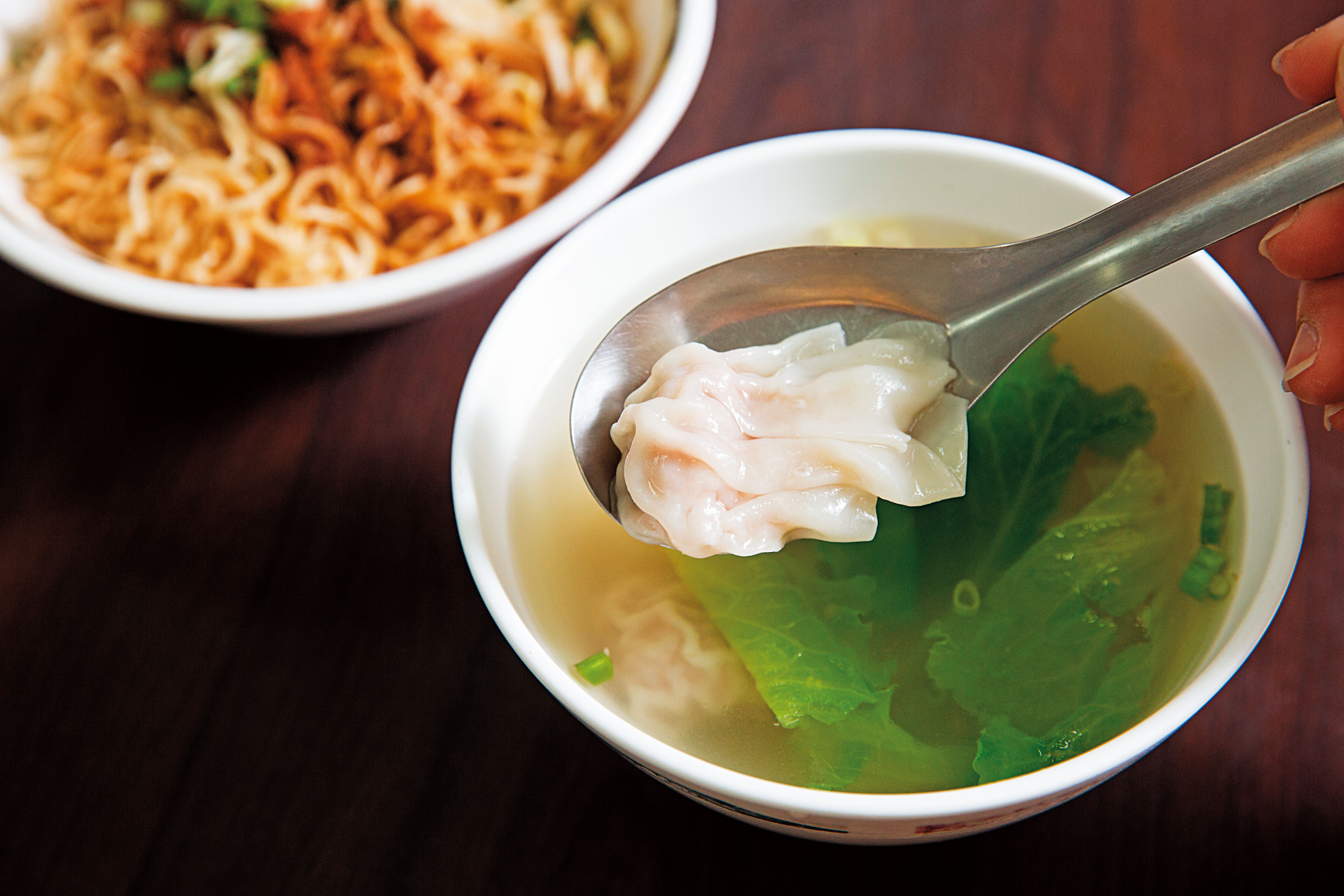 本店販售的餛飩湯，由孔豐吉自己包餡料。（30元／份）