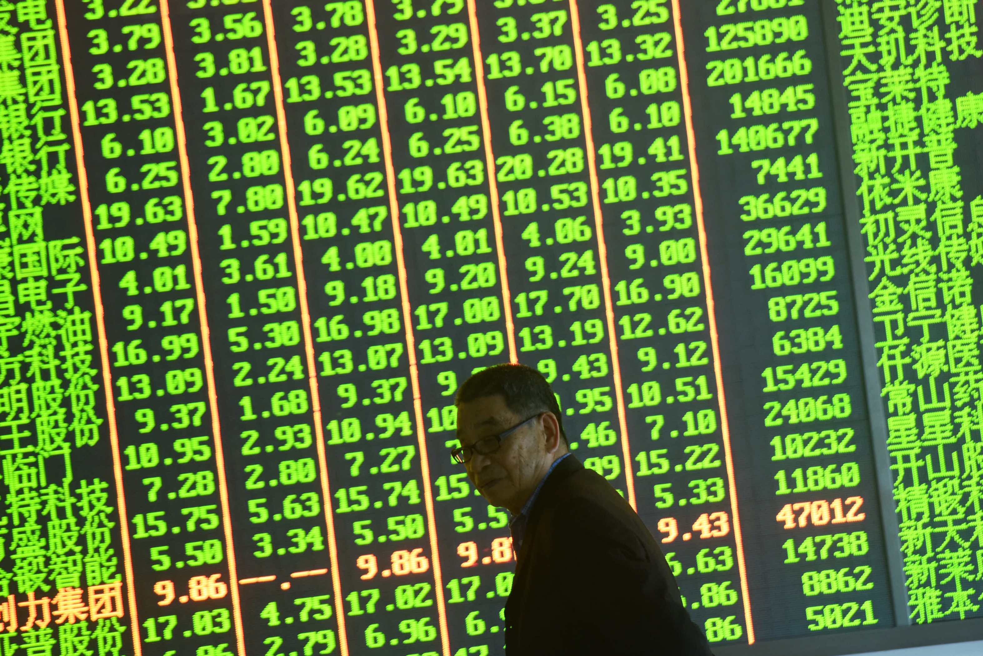 陸股大跌，上證指數甚至跌破2900點大關，投資人哀號聲不斷。（東方IC）