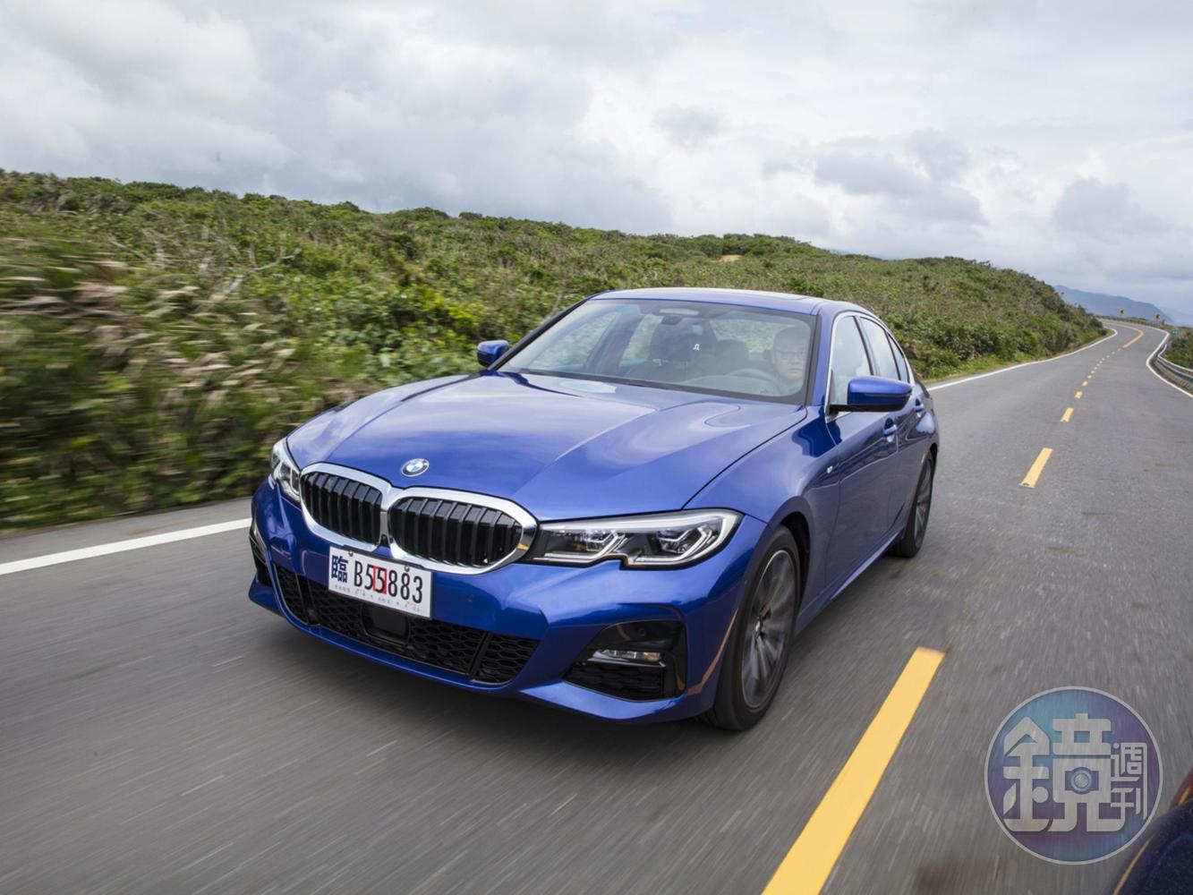 延續BMW 3系列特有的長引擎蓋、長軸距、短前懸設計手法，加上全新雙腎型水箱護罩與四摺線引擎蓋，營造出修長駿逸的視覺意象。