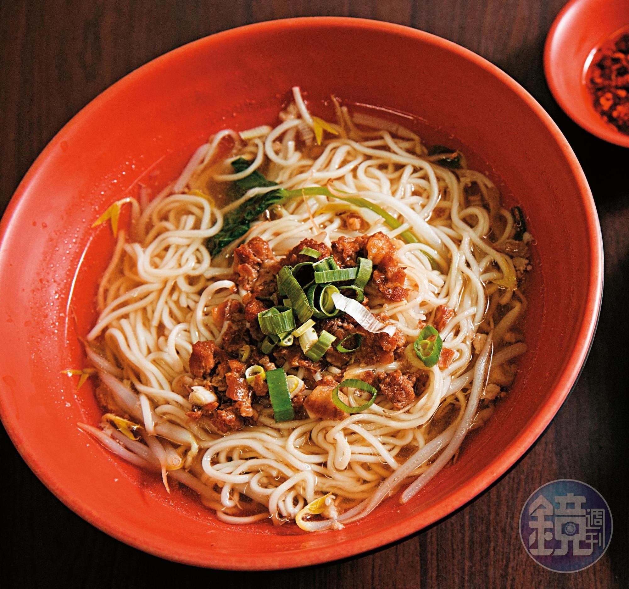 為了闖出名號，孔豐吉壓低利潤，小碗陽春麵（左）只賣30元。