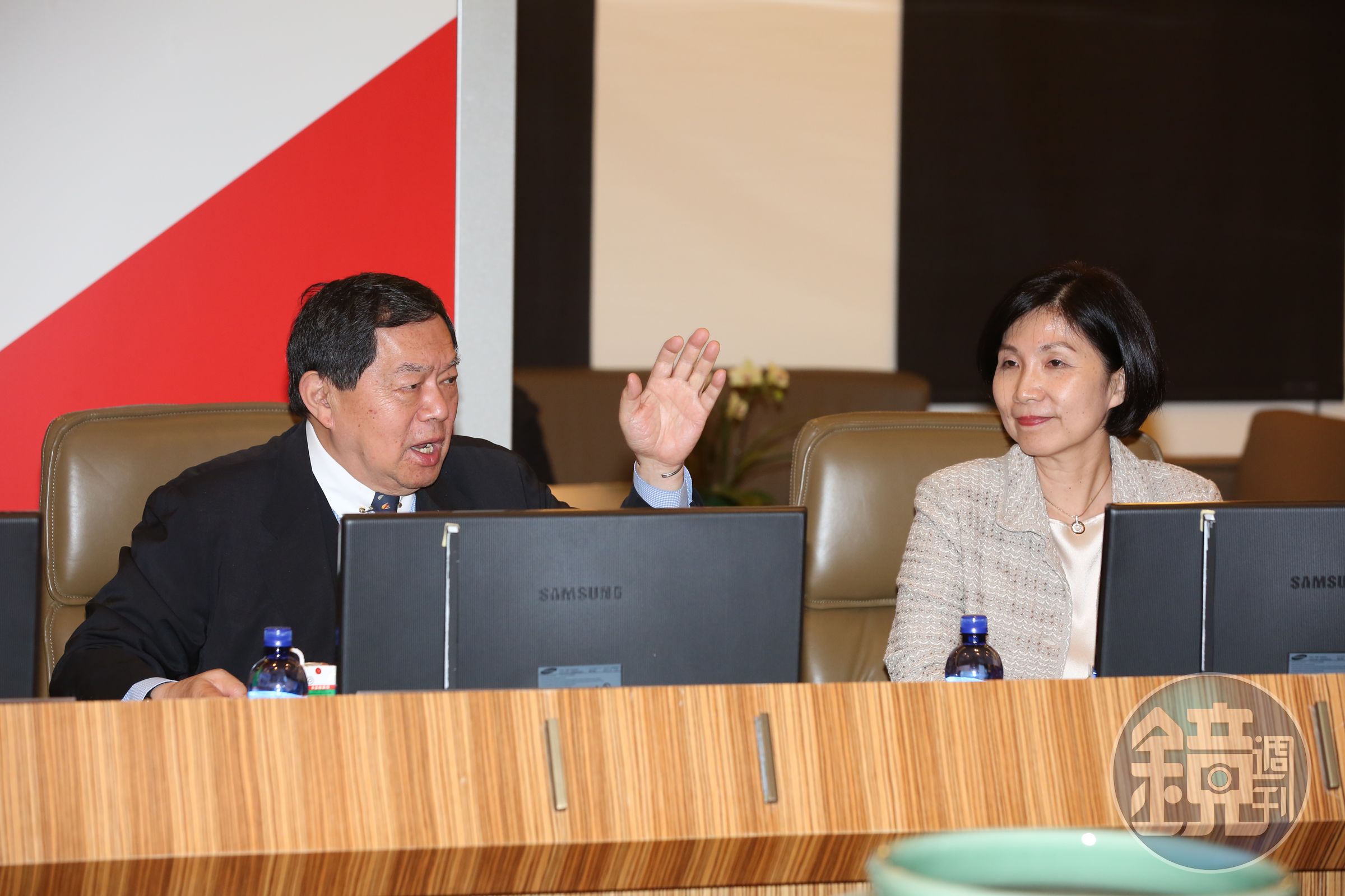 徐旭東（左）延攬電信大將井琪（右）出任遠傳新總座擘劃5G走向。