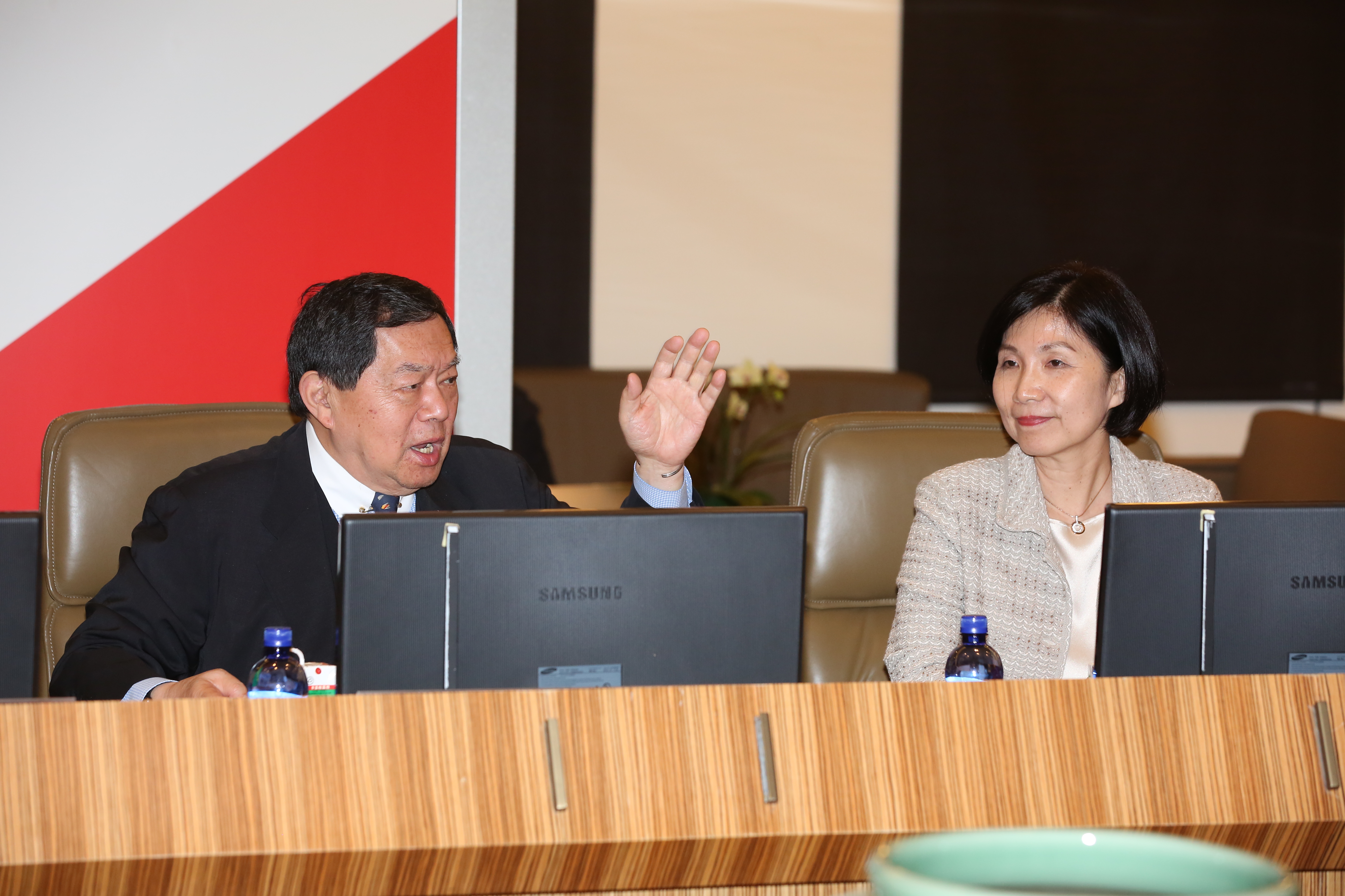 徐旭東（左）延攬電信大將井琪（右）出任遠傳新總座擘劃5G走向。