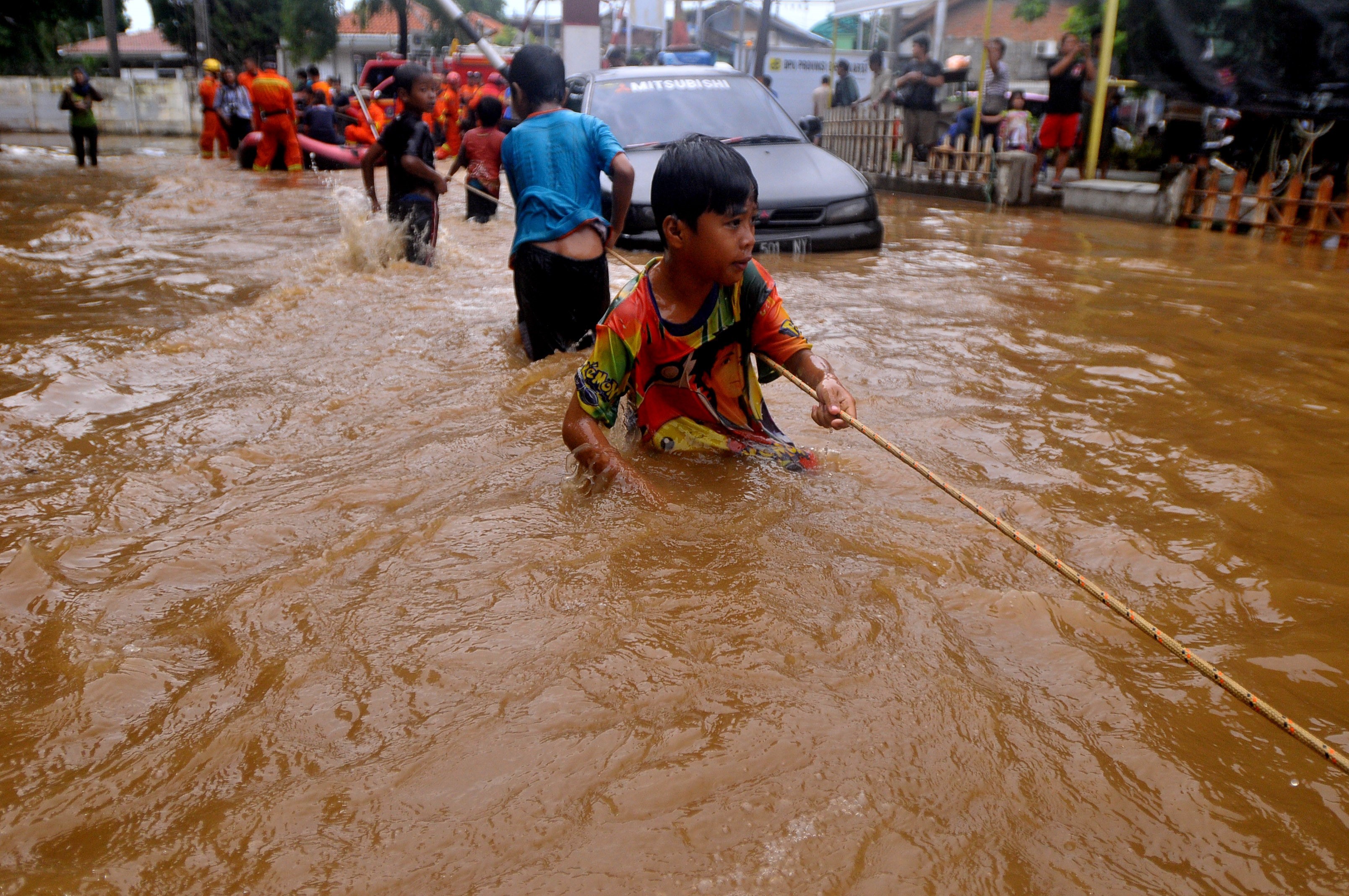 流經雅加達市區的吉利翁河，每逢大雨都會河水氾濫。（東方IC）
