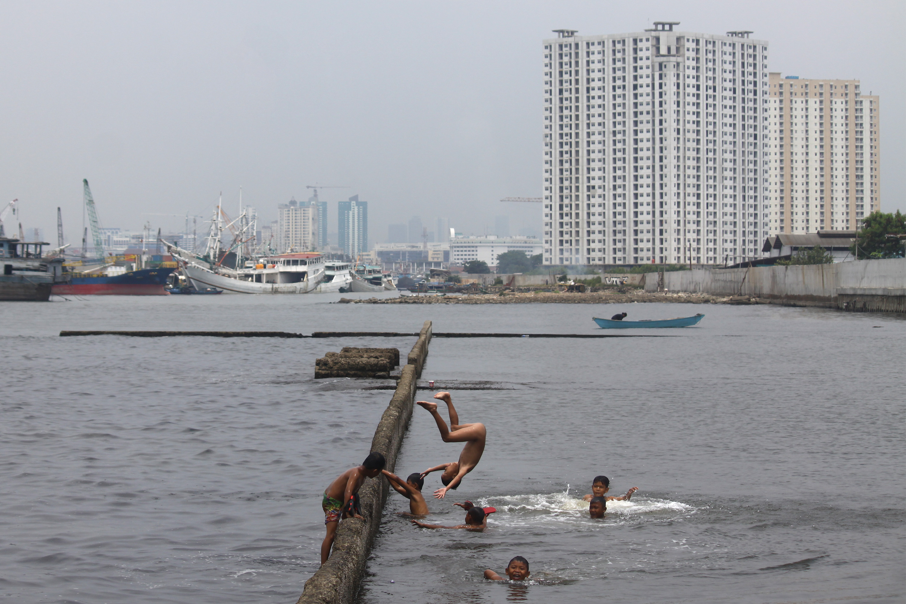 雅加達地層下陷問題因為廣建高樓，地層受壓而更形惡化，連堤防都崩塌。（東方IC）