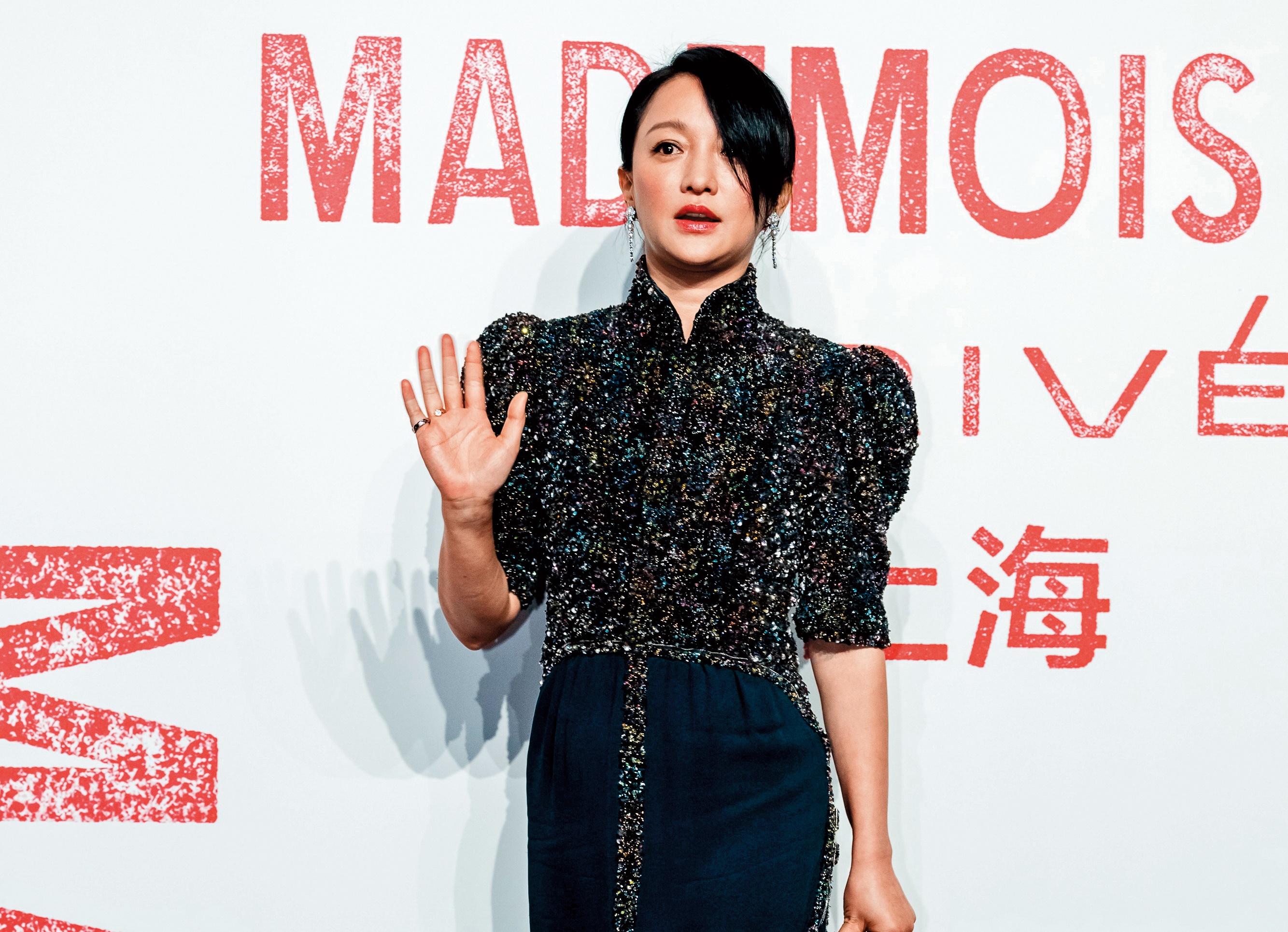 大陸女星周迅4月18日出席「走進香奈兒」巡迴特展，揮手拍照後入場狂歡。（東方IC）