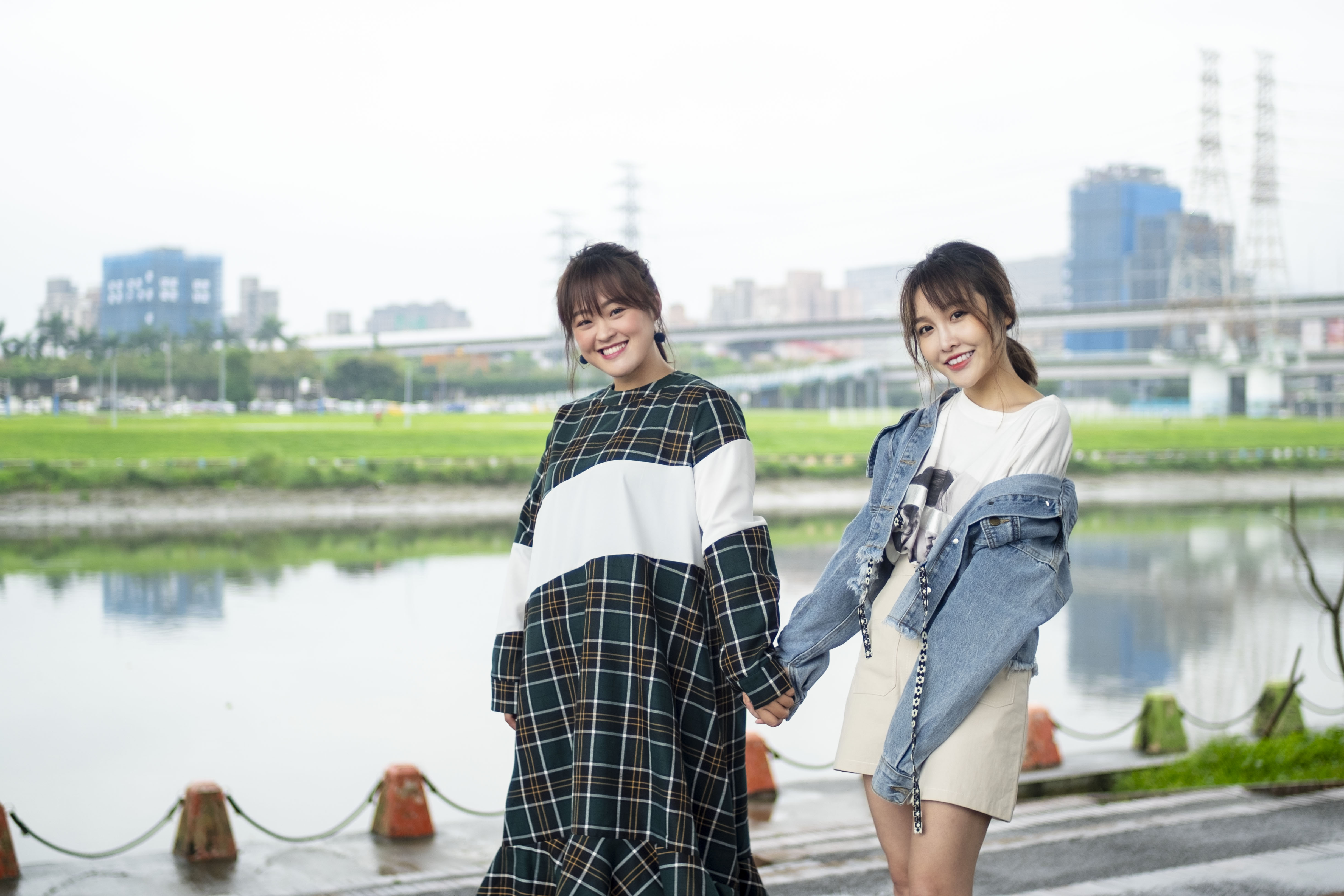 《聲林之王》出身的許莉潔與張若凡翻唱周杰倫的〈明明就〉，當作給女生的療傷歌曲。（喜歡音樂提供）