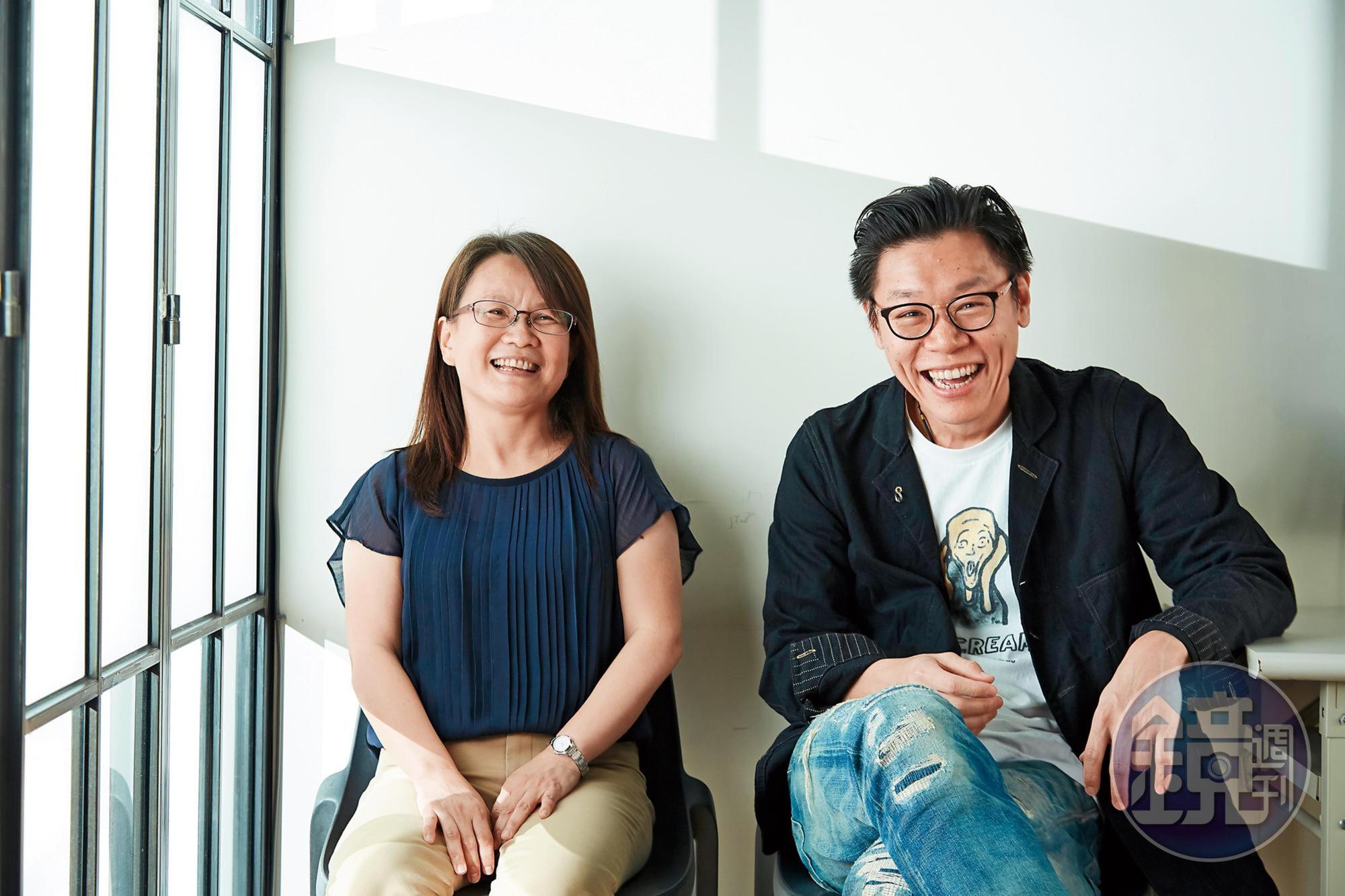 在公視戲劇組製作協調林曉蓓（左）監督、專業醫療顧問團隊協助下，《生死接線員》由邱晧洲（右）、王傳宗雙導演掌鏡，以高規格4K及6K解析度的4機拍攝。