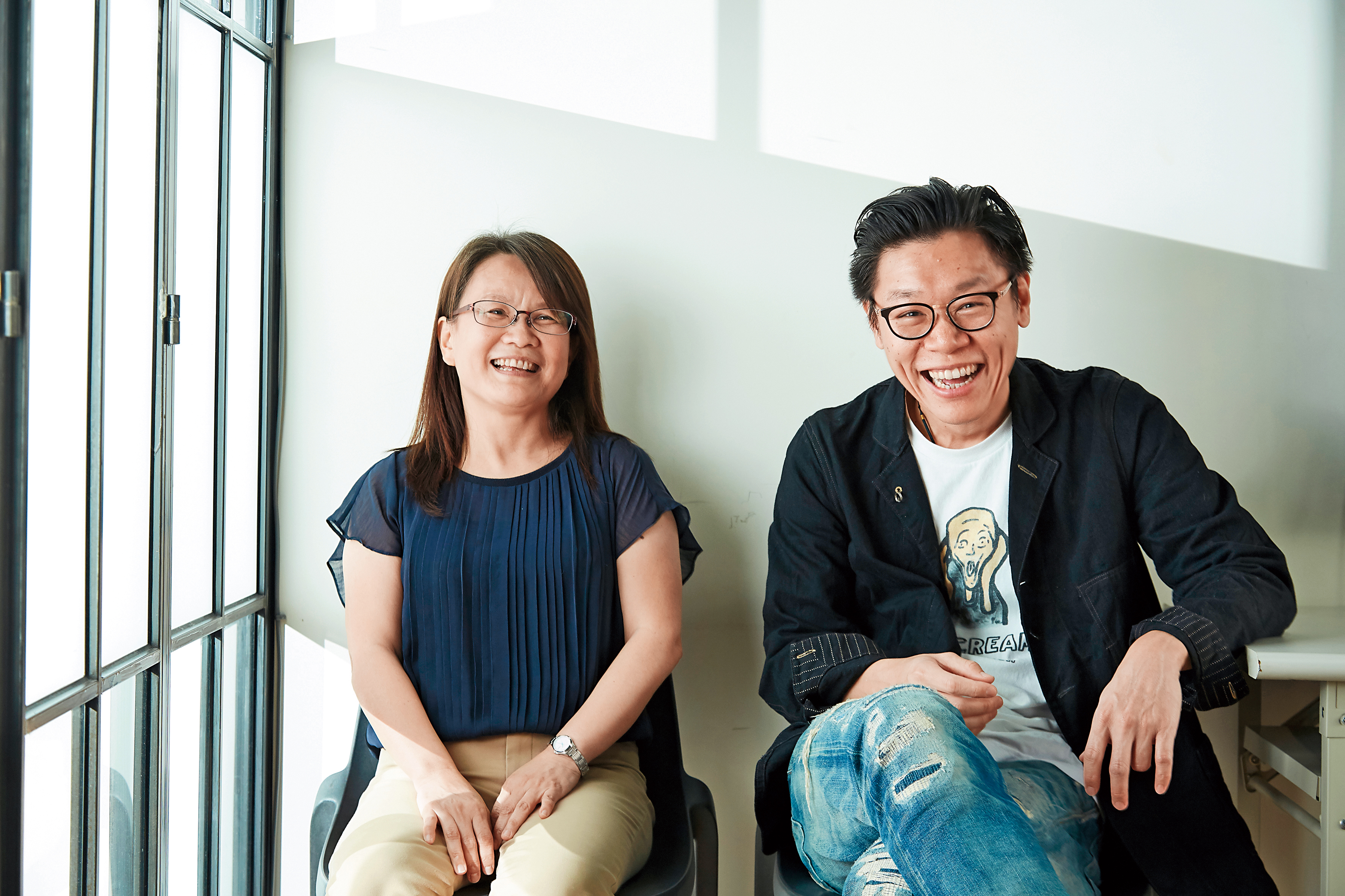 在公視戲劇組製作協調林曉蓓（左）監督、專業醫療顧問團隊協助下，《生死接線員》由邱晧洲（右）、王傳宗雙導演掌鏡，以高規格4K及6K解析度的4機拍攝。