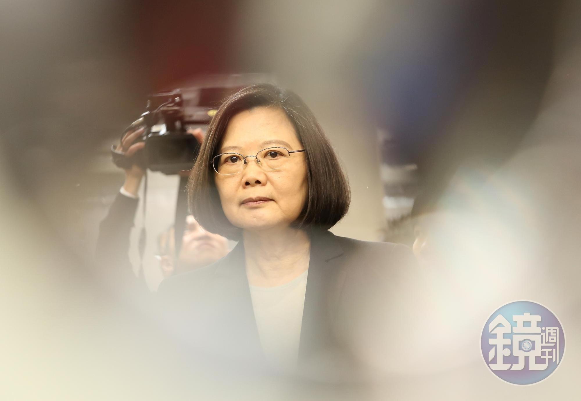 小英總統執政將滿3年，爭取連任並非毫無勝算，只是內部初選引發的分裂危機若無法化解，則明年政權拱手讓人，也絕非意外。