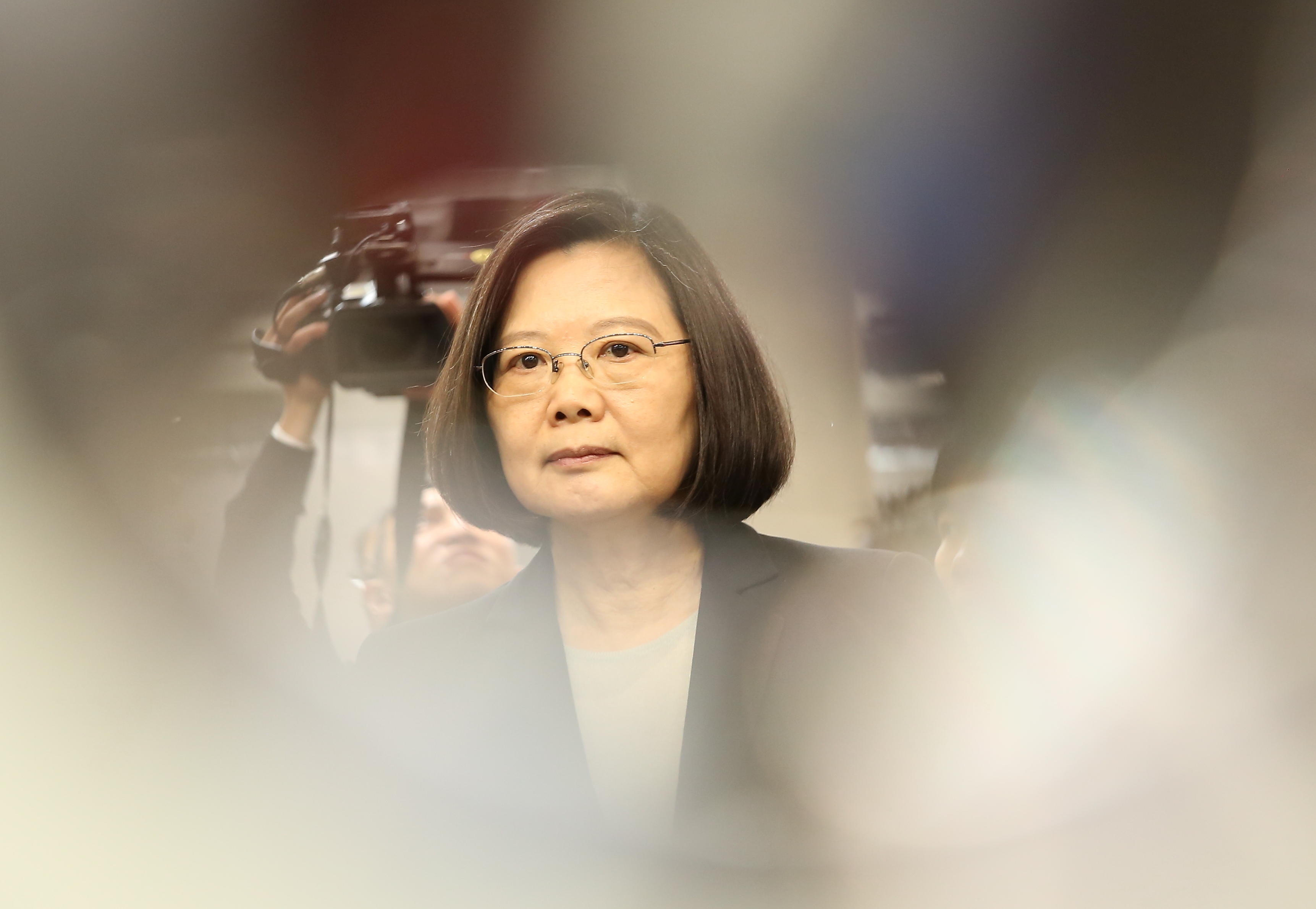 小英總統執政將滿3年，爭取連任並非毫無勝算，只是內部初選引發的分裂危機若無法化解，則明年政權拱手讓人，也絕非意外。