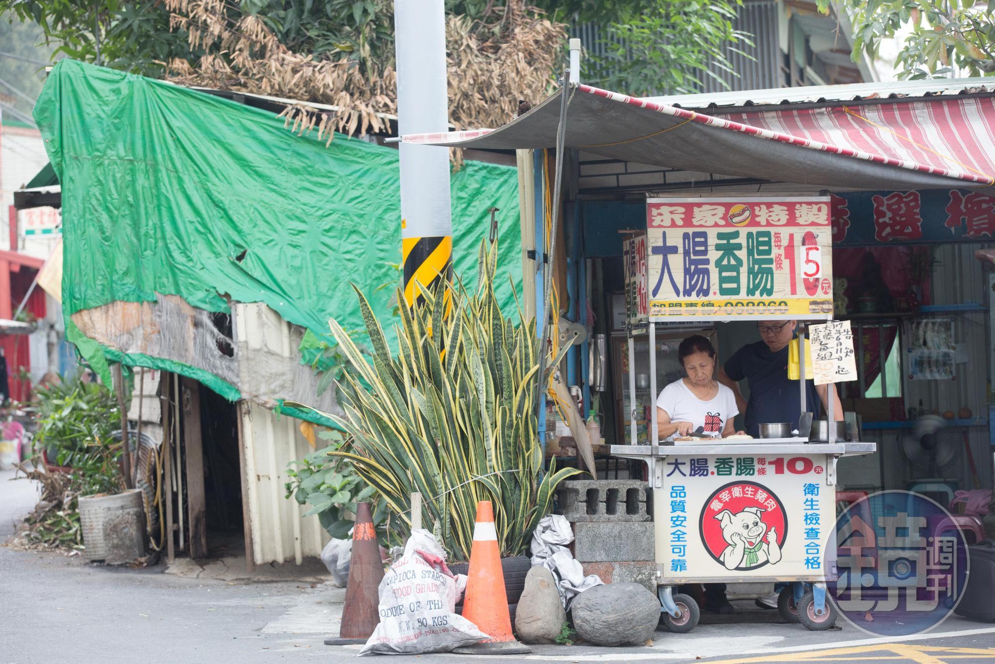 黃秀麗原本在屏東水門村賣鹹酥雞，近年則賣起大腸包小腸。