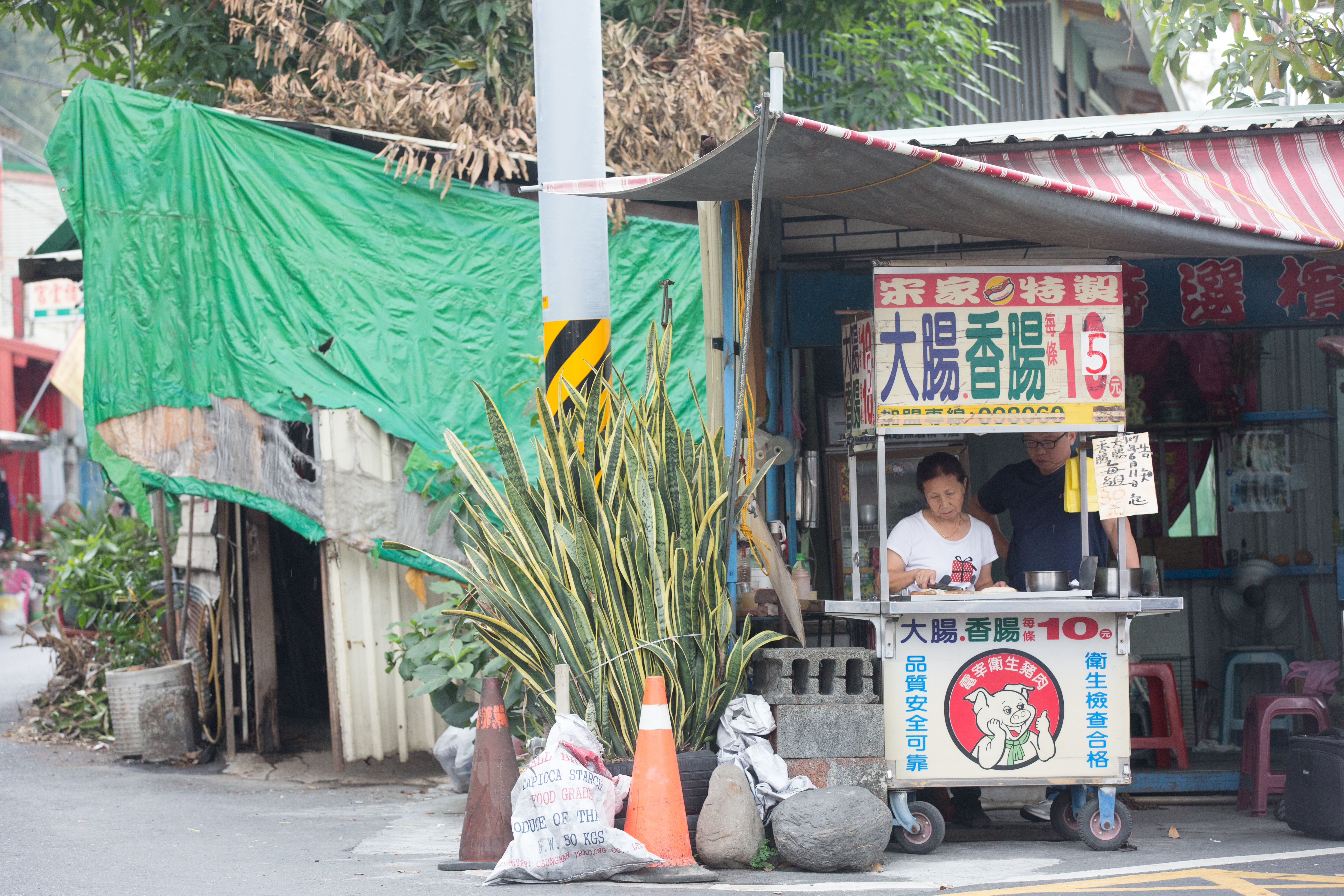 黃秀麗原本在屏東水門村賣鹹酥雞，近年則賣起大腸包小腸。
