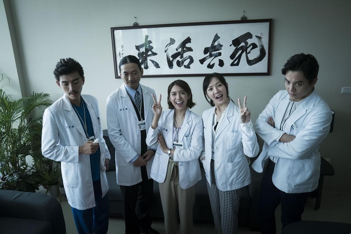 由社發基金撥出3,500萬元拍攝的《生死接線員》，為台灣首部器官捐贈移植協調師職人劇。左起主要演員：曾少宗、單承矩、劉倩妏、李杏、邱震瀚。（公視提供）