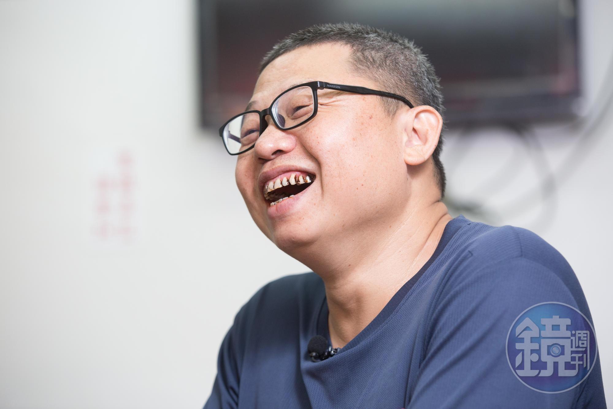 孔豐吉一身肌肉壯碩結實，逢人就開玩笑，笑起來眼睛幾乎瞇成一條線。