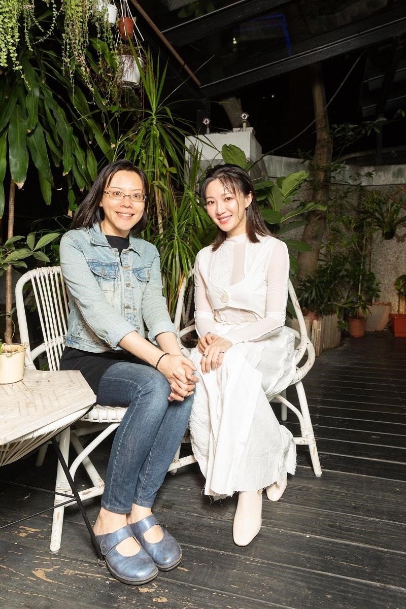 李杏(右)在《生死接線員》中飾演的器捐師「梅青青」,就是以亞東醫院器捐護理師潘瑾慧(左)為原形打造的角色。