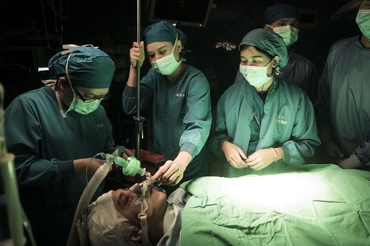 《生死接線員》是台灣首部以高規格4K加6K四機拍攝的「器官捐贈移植協調師」職人劇。（公視提供）