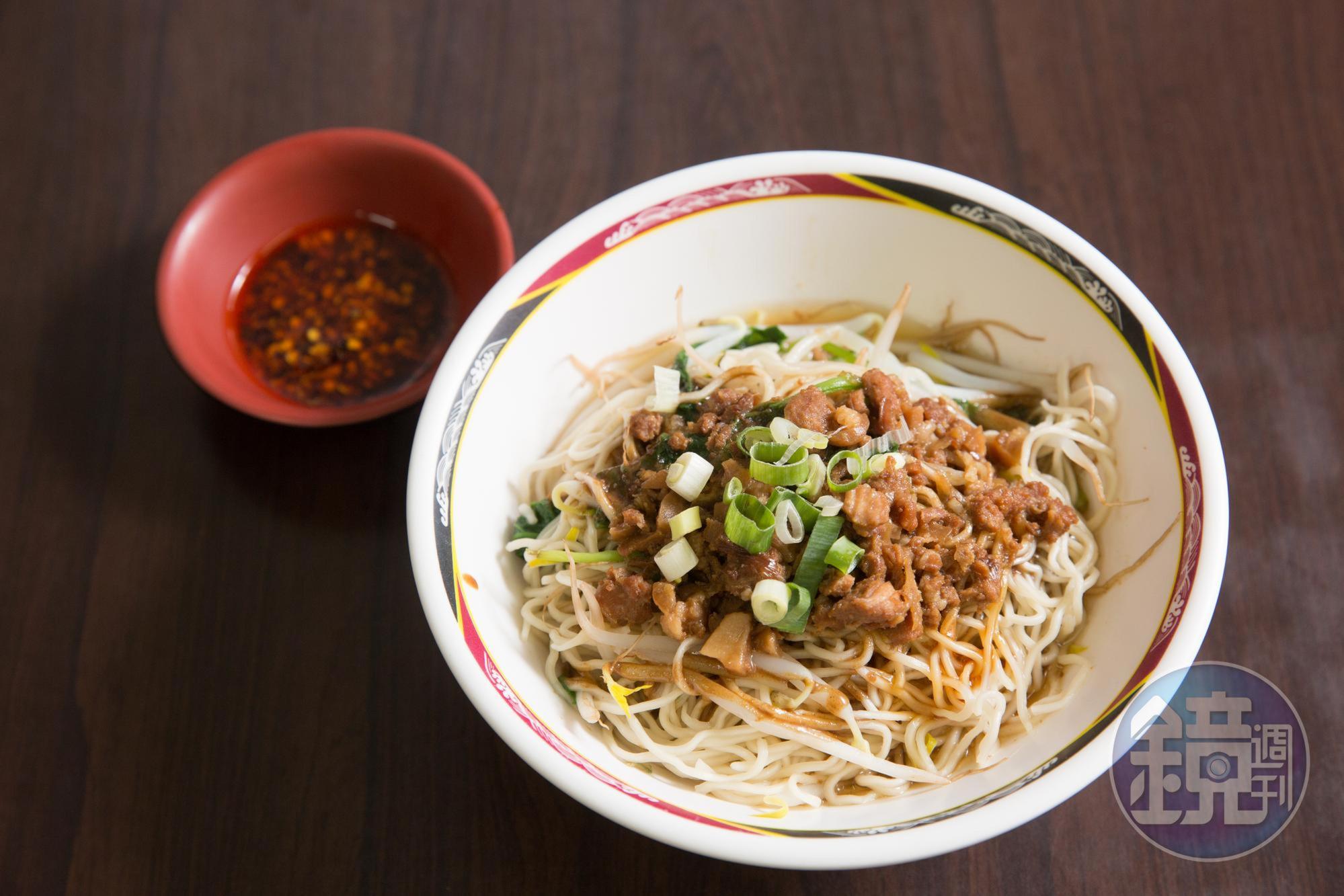 八八麵館主打平價麵食，一碗小份的陽春乾麵只賣30元。