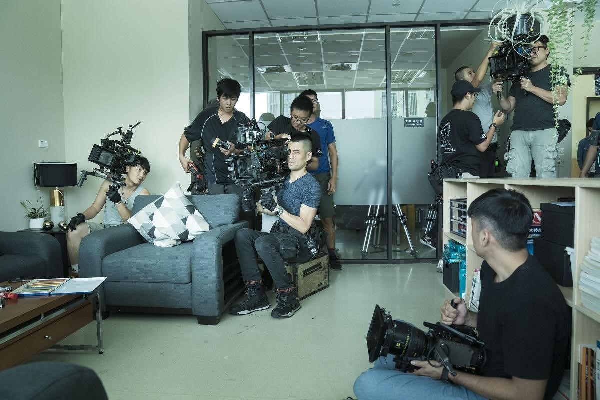 劇組大手筆出動四台4K與6K的攝影機拍攝，陣仗十分驚人。中為攝影指導車亮逸（公視提供）