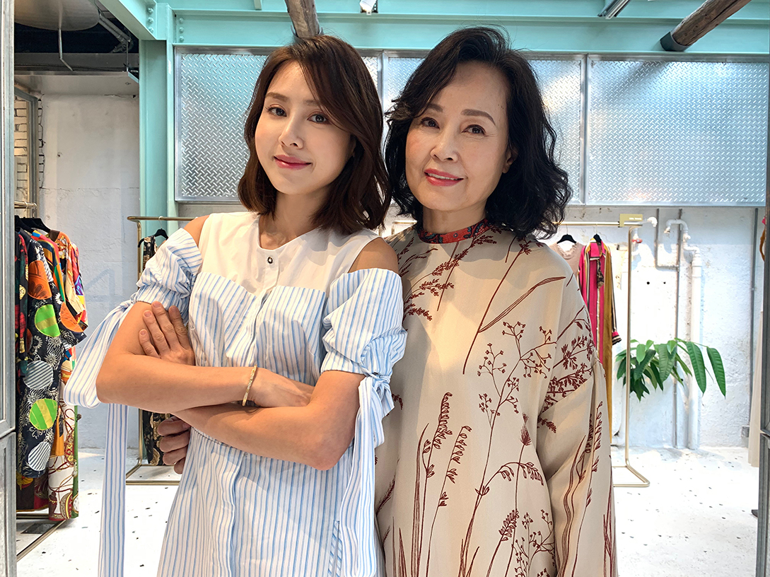 房思瑜的媽媽長相有氣質穿衣服有品味，她也深受媽媽影響。（TVBS提供）