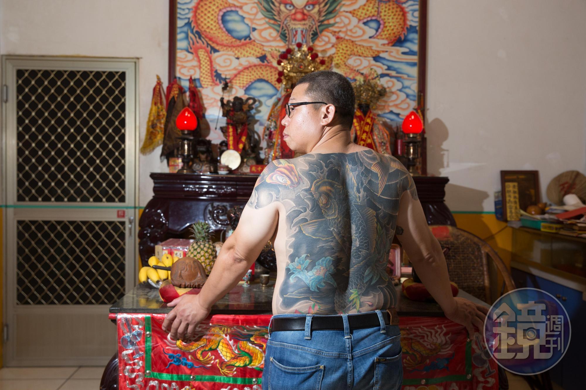 孔豐吉退伍後曾開地下錢莊，靠高利貸吸血，手上流通的現金單月曾超過2000萬元。