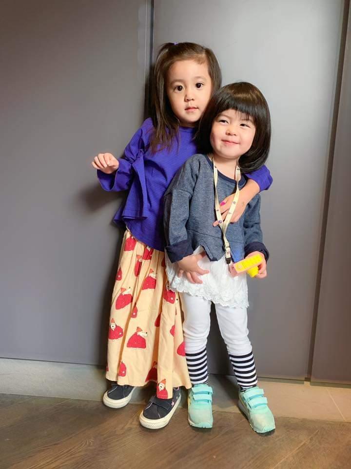咘咘及BO妞被罰站,模樣可愛。(翻攝賈靜雯臉書)