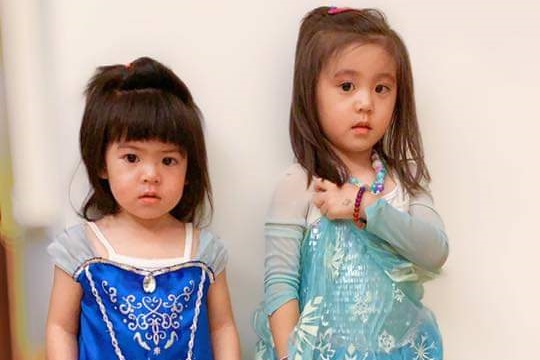 咘咘及BO妞被罰站，模樣可愛。（翻攝賈靜雯臉書）