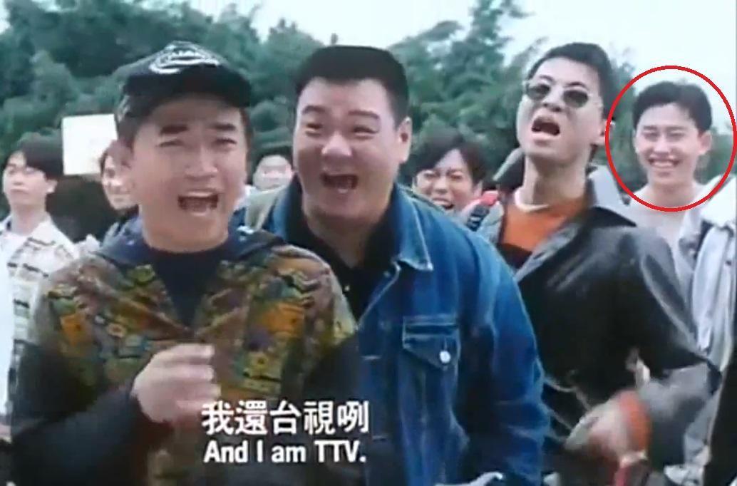 吳宗憲和林智堅（紅圈處）曾在《超級天兵之機車班長》同框演出。（翻攝自Youtube）