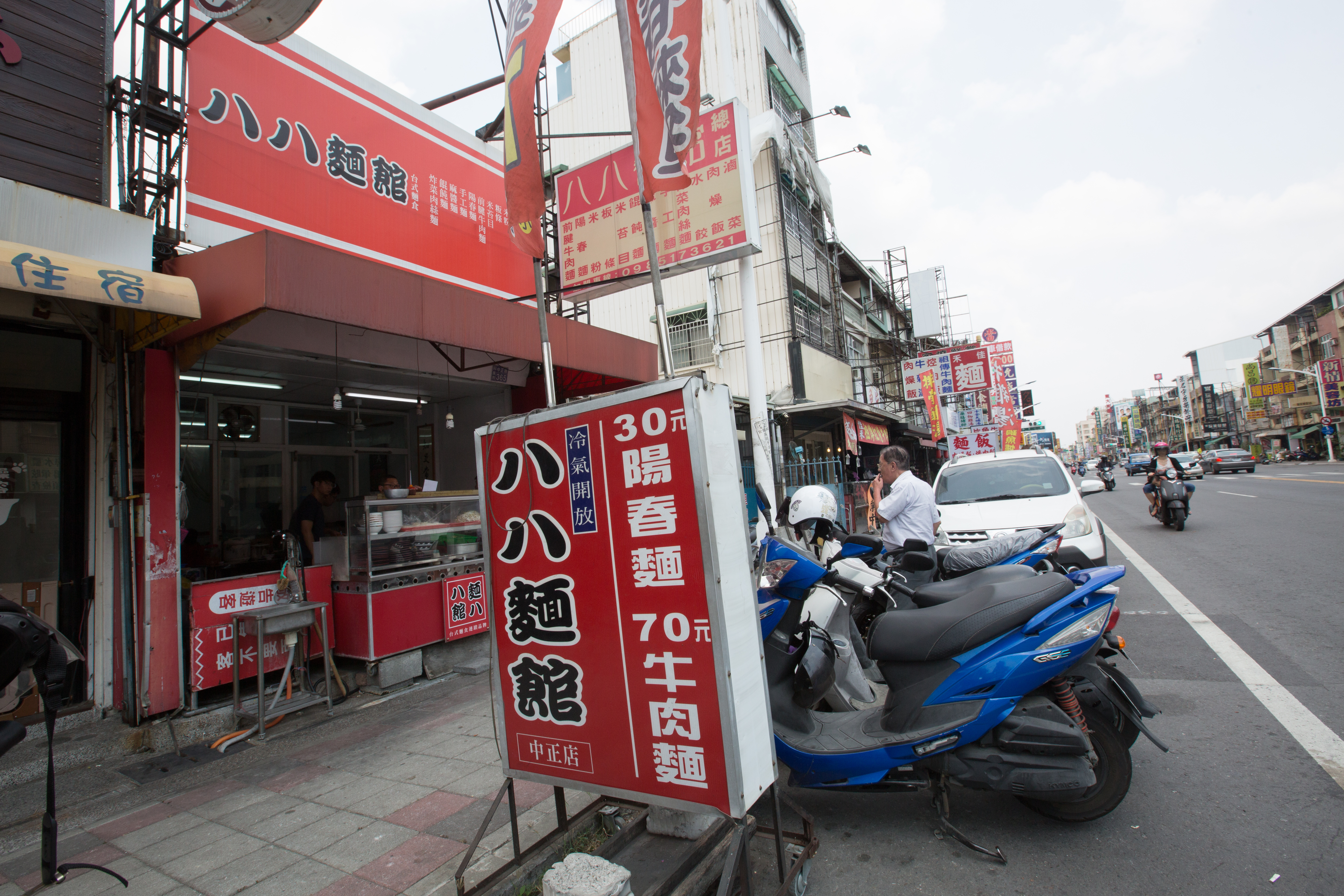 孔豐吉創立的八八麵館,在屏東、高雄已有10家分店。