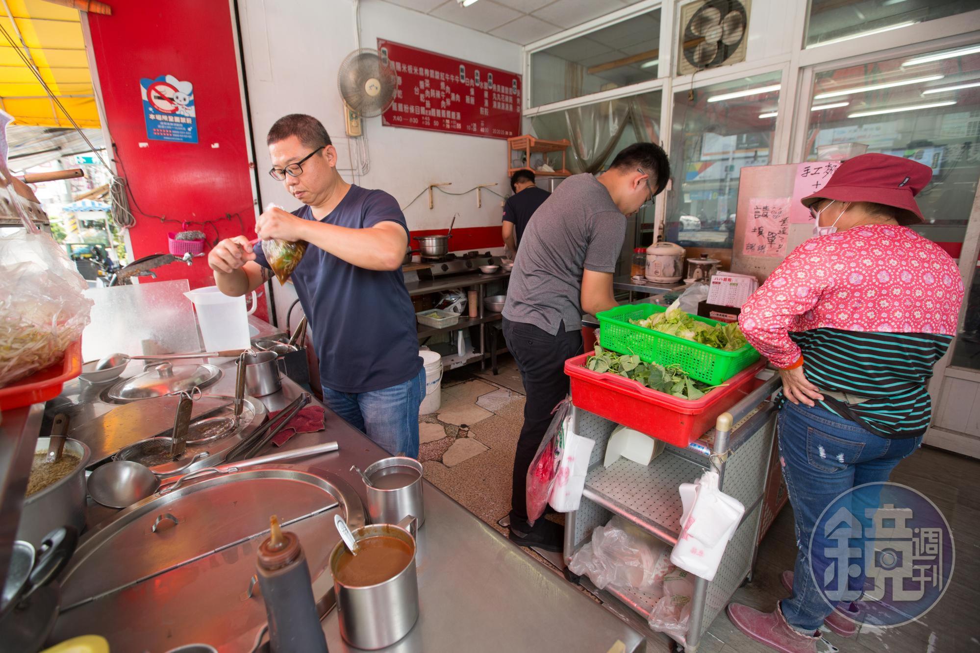 每到用餐時間，八八麵館總是人生鼎沸、忙得不可開交。