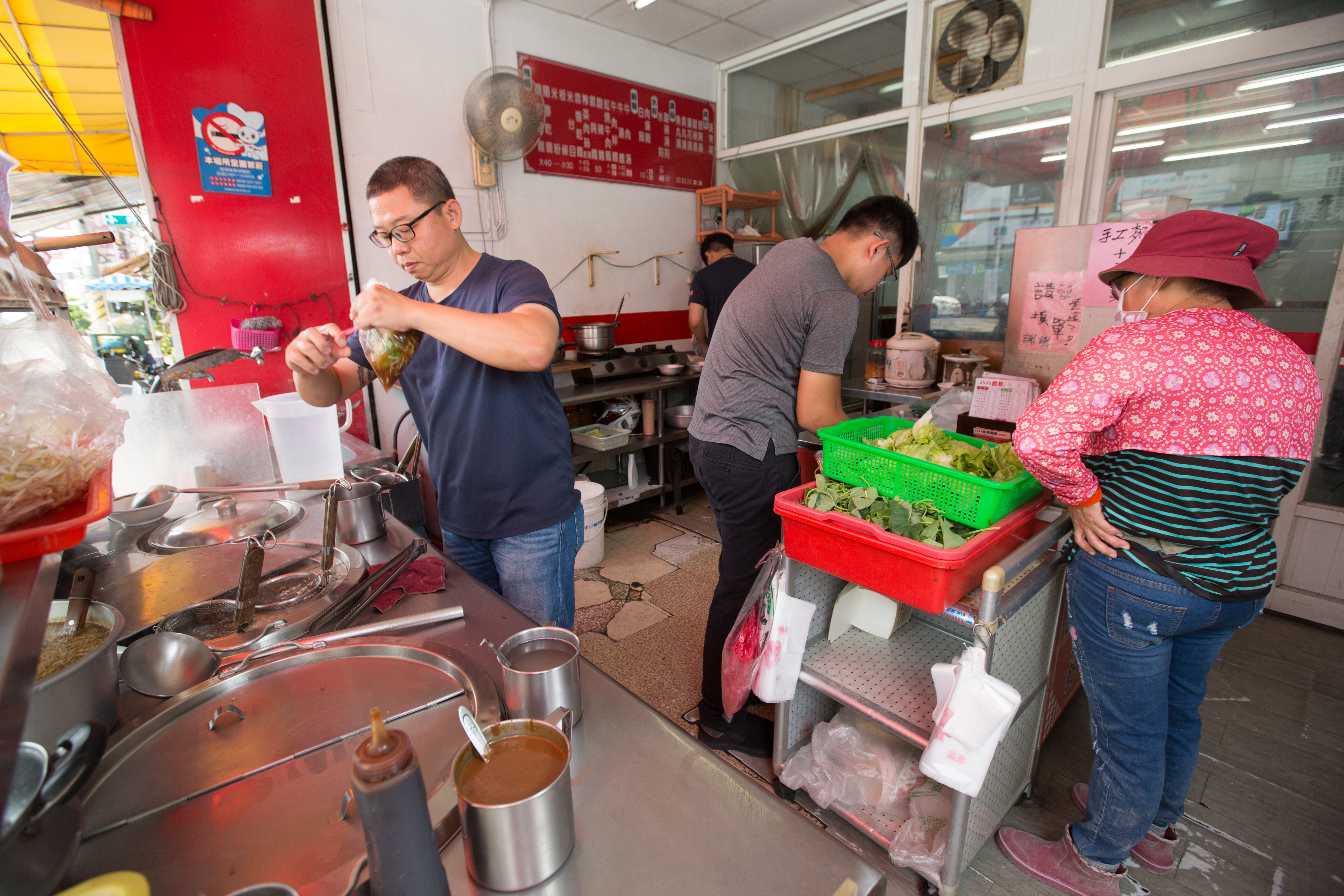 每到用餐時間,八八麵館總是人生鼎沸、忙得不可開交。