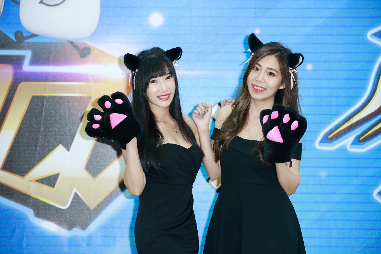 17直播主又又及蒂蒂昨性感出席台視與手機遊戲《問答 RPG 魔法使與黑貓維茲》跨界合作記者會。