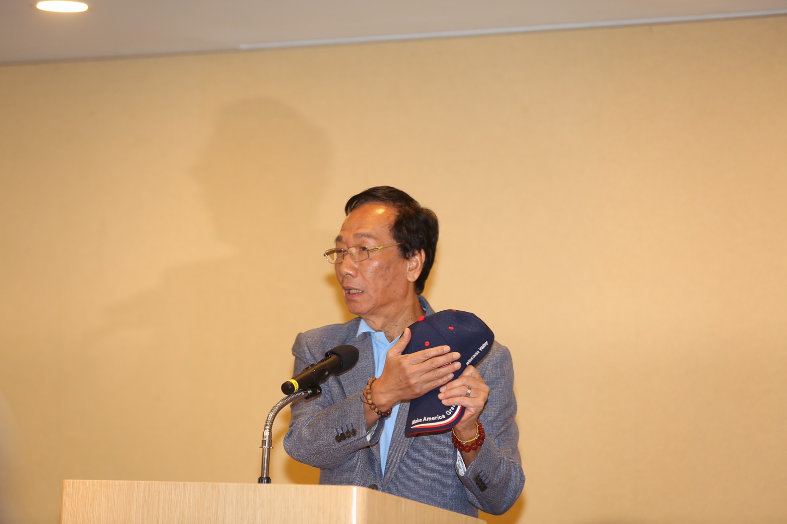 郭台銘明確表示目前不會有習郭會，等到當上中華民國總統會找機會與北京當局平等尊嚴的談判。