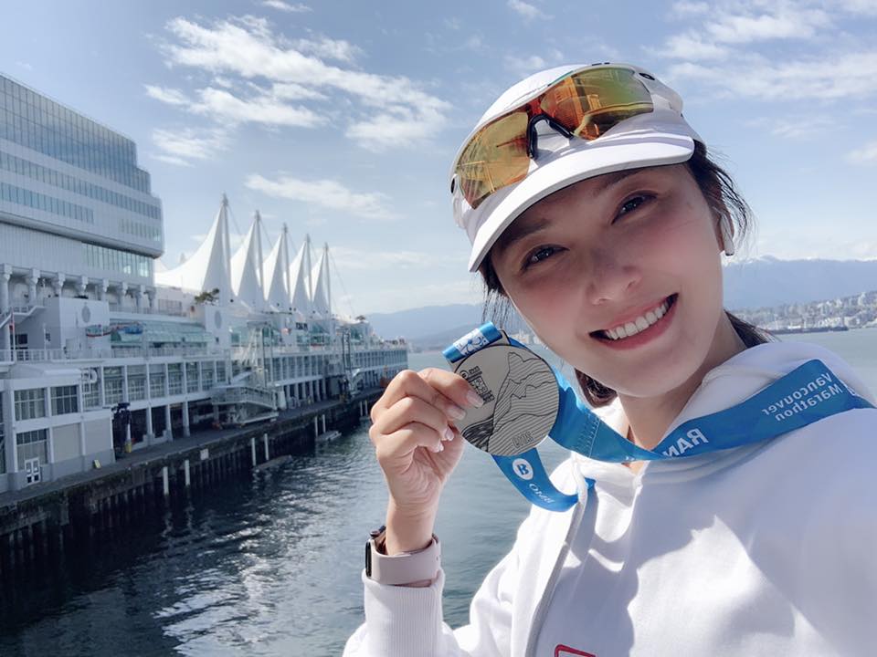 徐潔兒笑言自己年輕時候還沒有特別愛運動，想不到如今卻變成一個馬拉松跑者。（徐潔兒臉書）