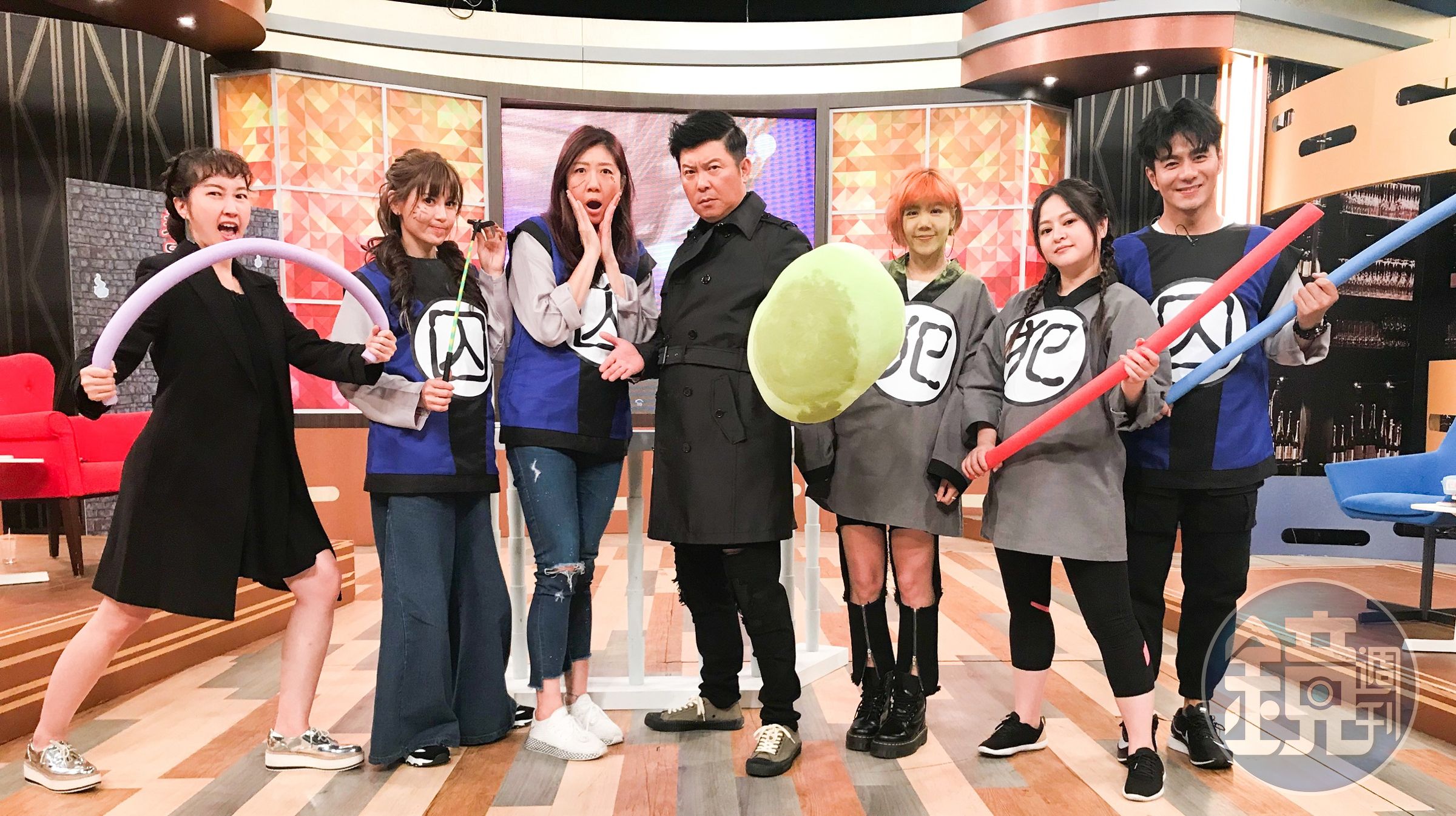 郭彥均日前上衛視《一袋女王》講述曾到國小擔任2年無薪老師，陪許多弱勢家庭小朋友上課和運動。（衛視）