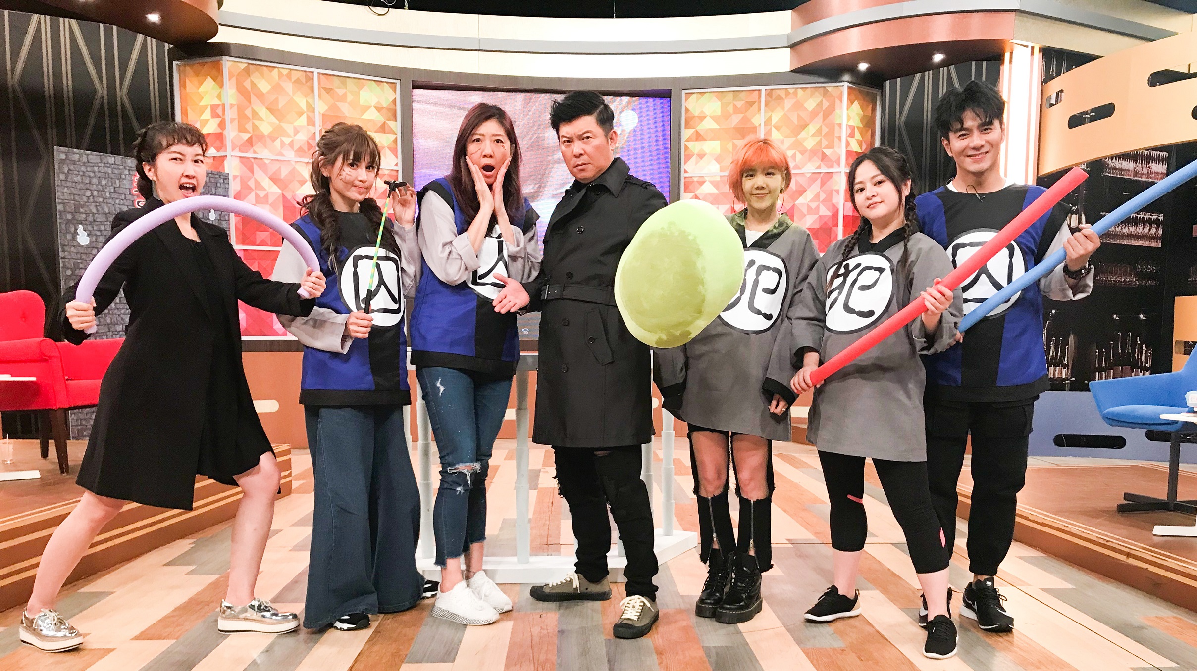 郭彥均日前上衛視《一袋女王》講述曾到國小擔任2年無薪老師，陪許多弱勢家庭小朋友上課和運動。（衛視）