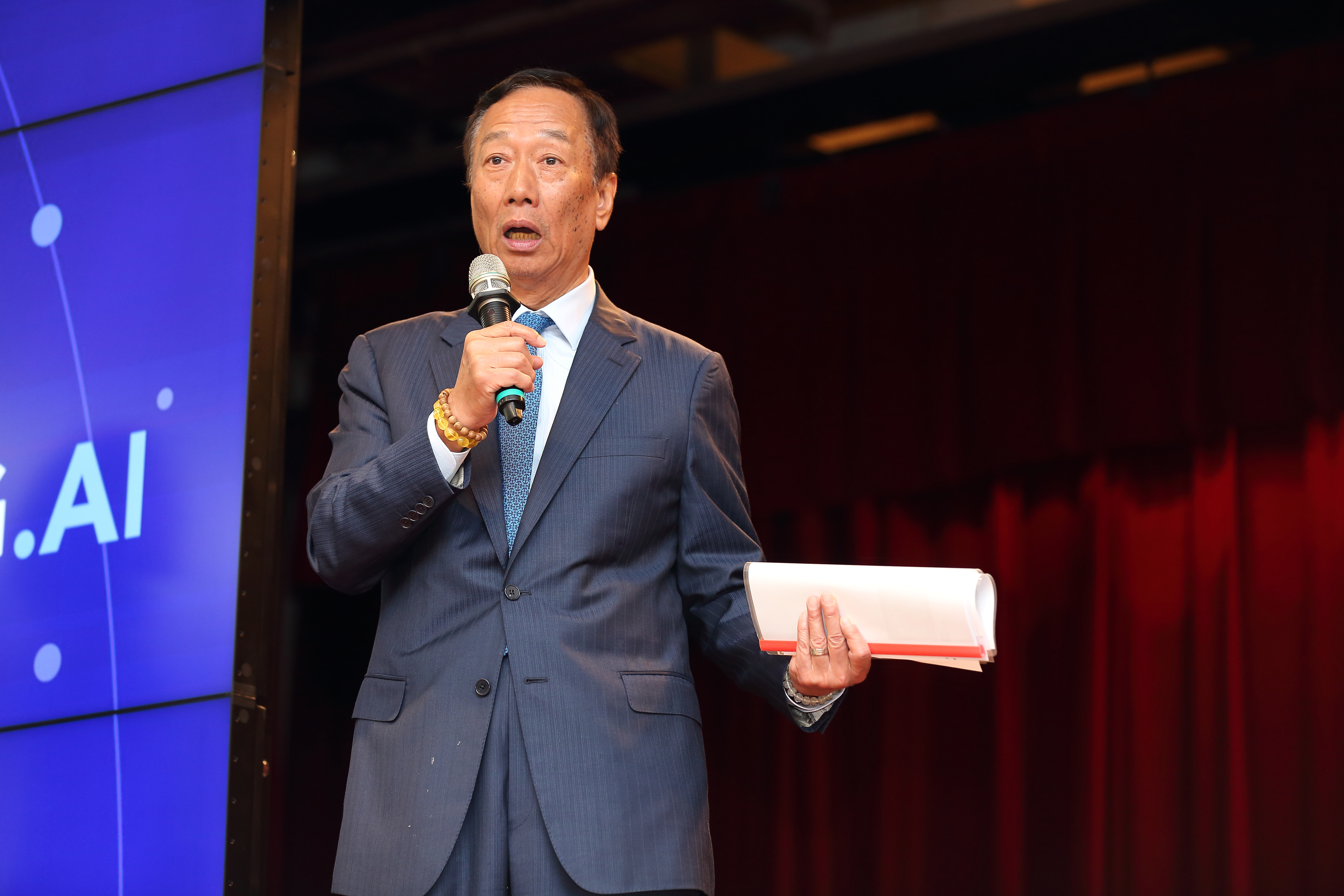 外界質疑郭董會因鴻海事業反被中國綁架要脅，郭董強硬回應不要惡意抹紅。（本刊資料照）