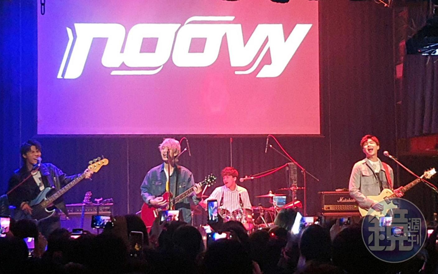 noovy吉他手Hank（右一）昨天在台北場宣布「畢業」。