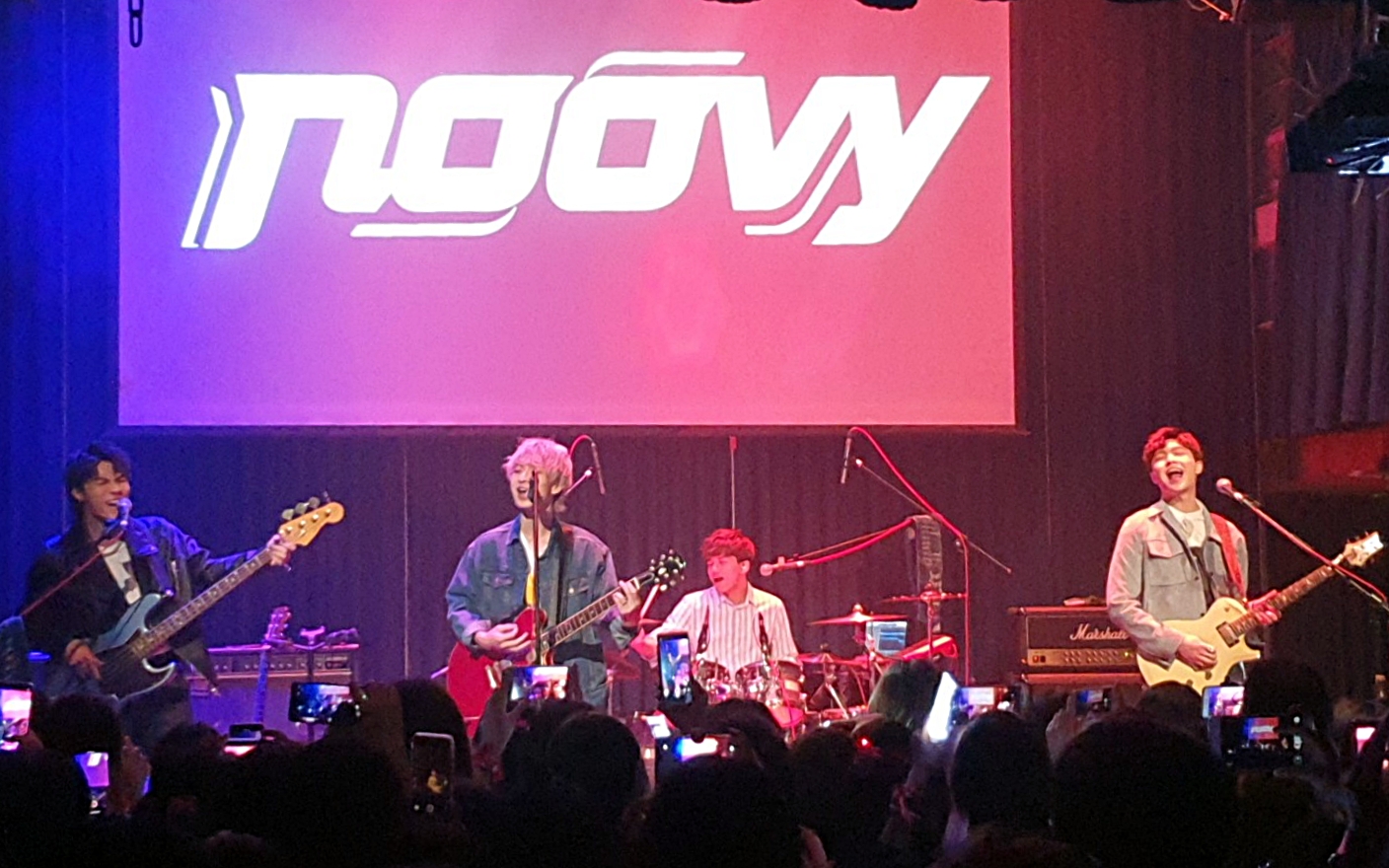 noovy吉他手Hank（右一）昨天在台北場宣布「畢業」。