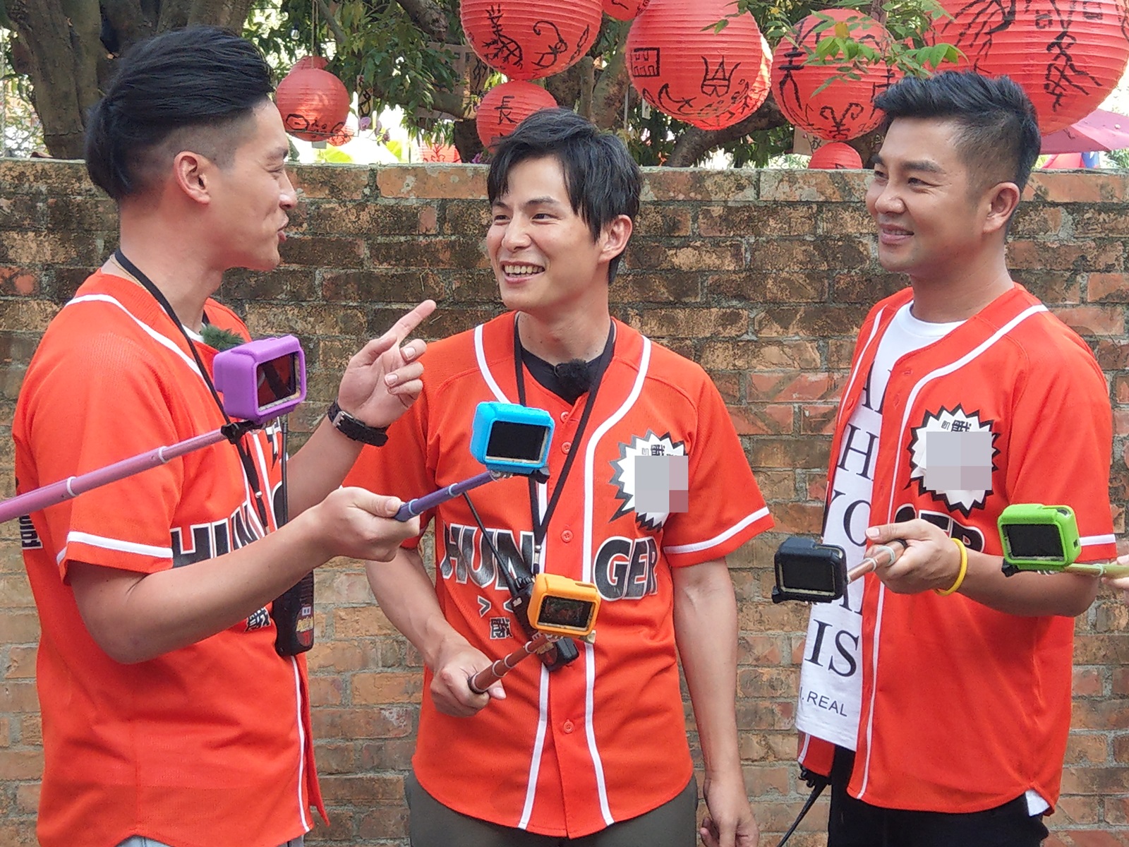 謝承均（右）錄完外景後，竟允諾會再來，笑說「因為有聽說《飢餓遊戲》到國外都很好玩，所以我也想一起出國！」（中視提供）