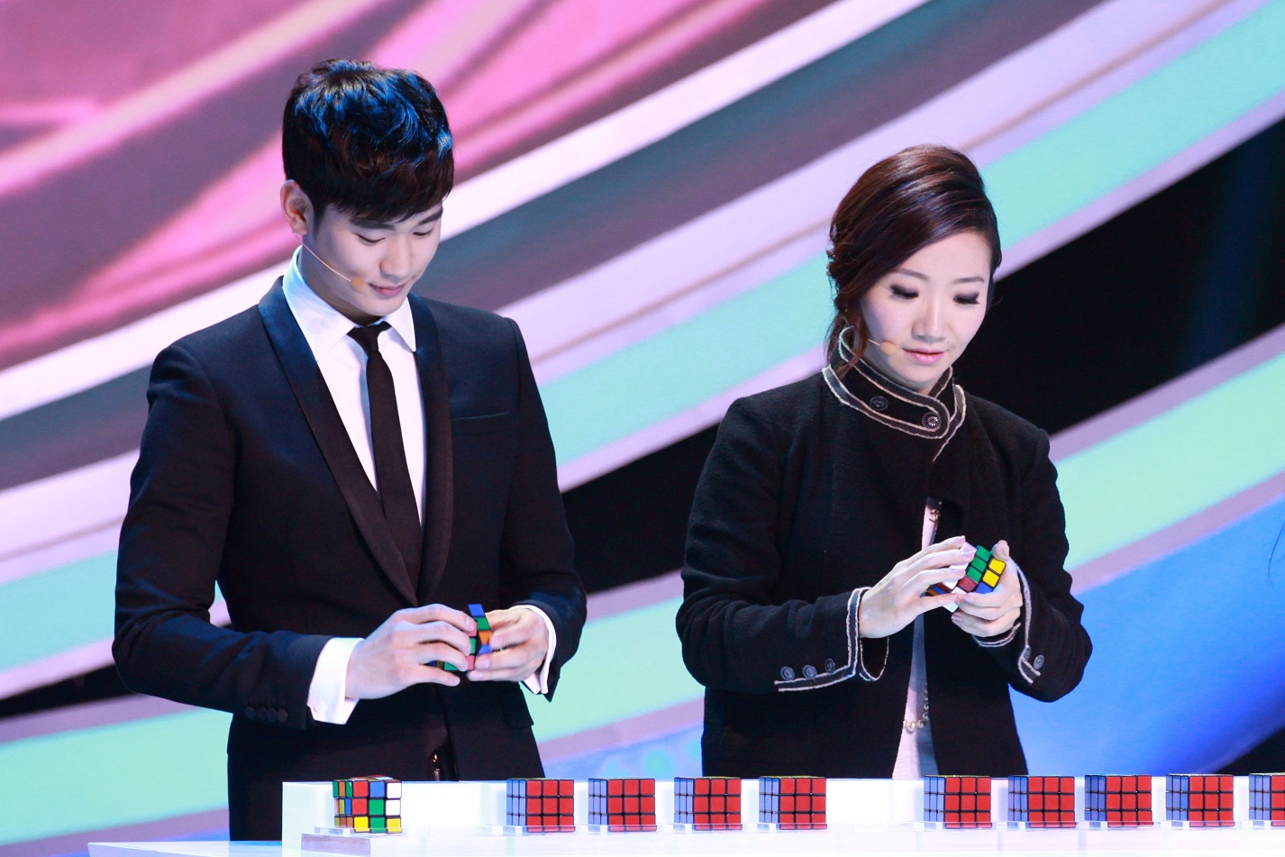 陶晶瑩身為金秀賢鐵粉，在節目上準備自己的唱片及大禮送給金秀賢。（TVBS歡樂台）