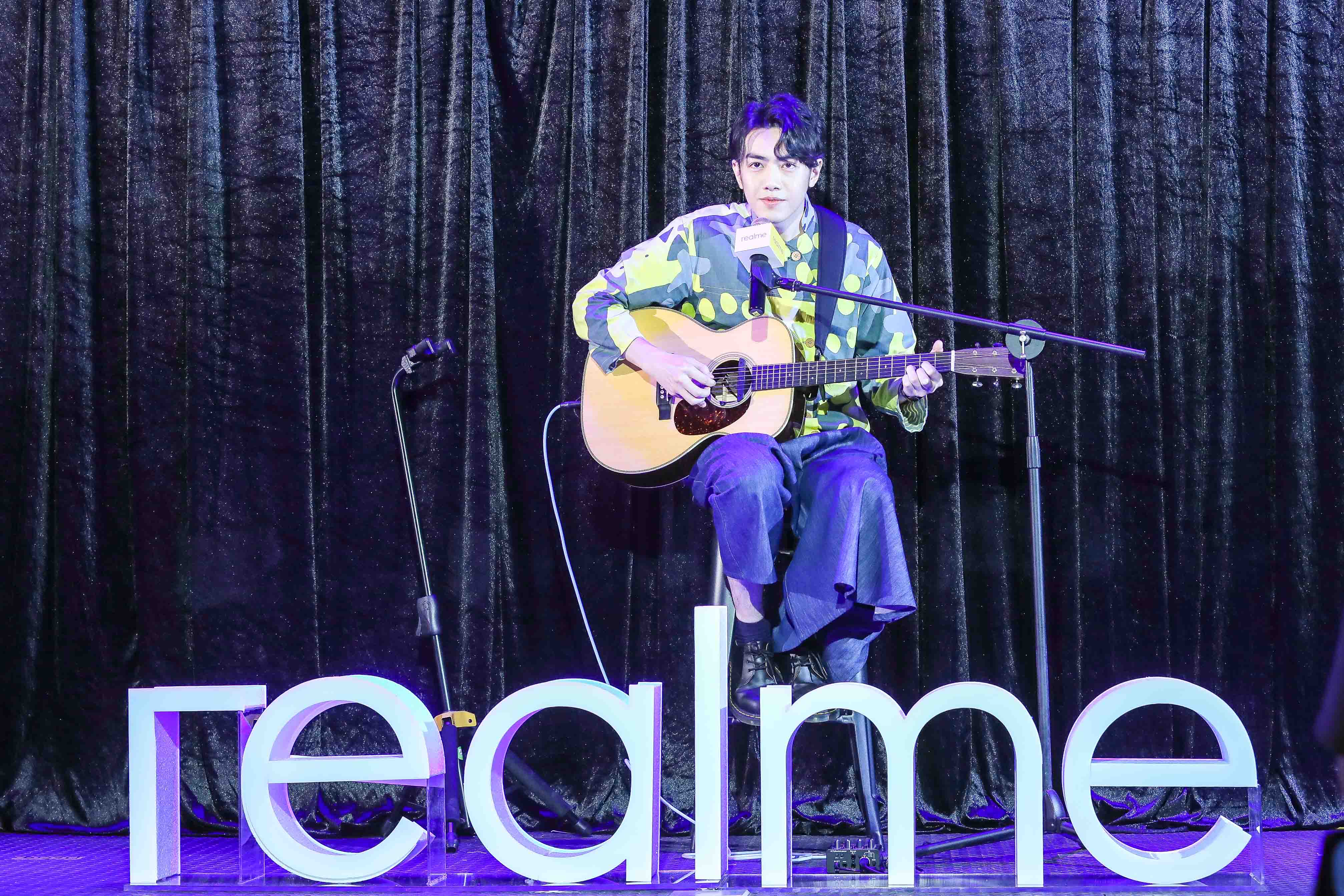 《聲林之王》冠軍得主李友廷今天（6日）出席新手機品牌realme活動，現場自彈自唱超吸睛。