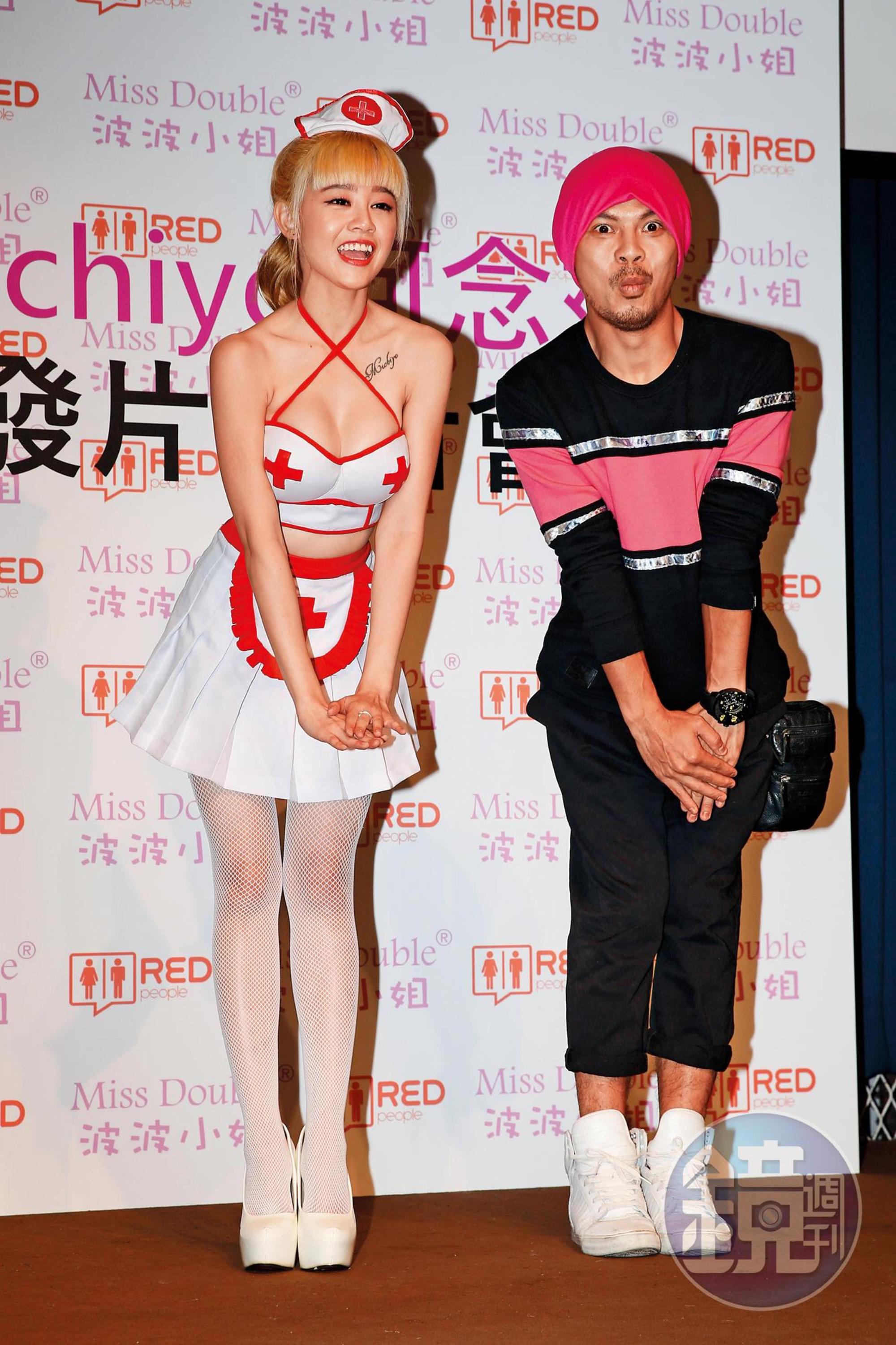 何念兹(左)是黃明志(右)徒弟,進軍台灣演藝圈後隨即走紅,還曾發行性感寫真。