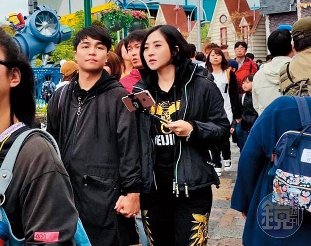 張峰奇（左）和李亮瑾（右）穿同款情侶裝，十指緊扣蜜遊日本環球影城。（讀者提供）