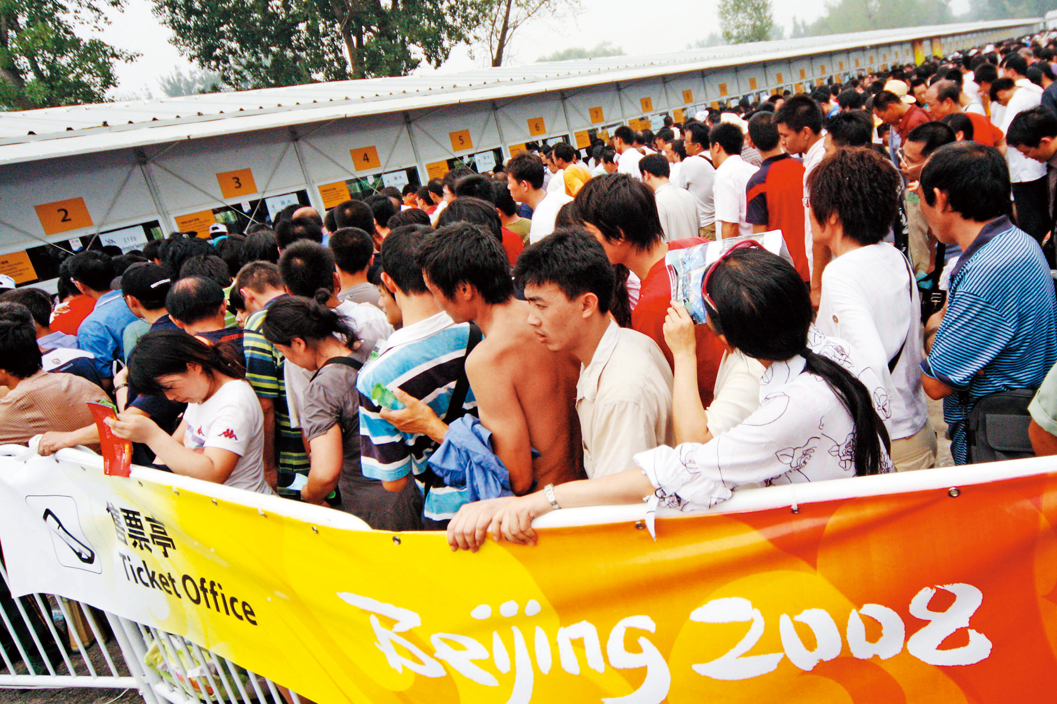 2008年北京奧運期間,傳出法輪功訊息可能利用手機電視傳播,中國政府即開發防駭客晶片防堵。(東方IC)