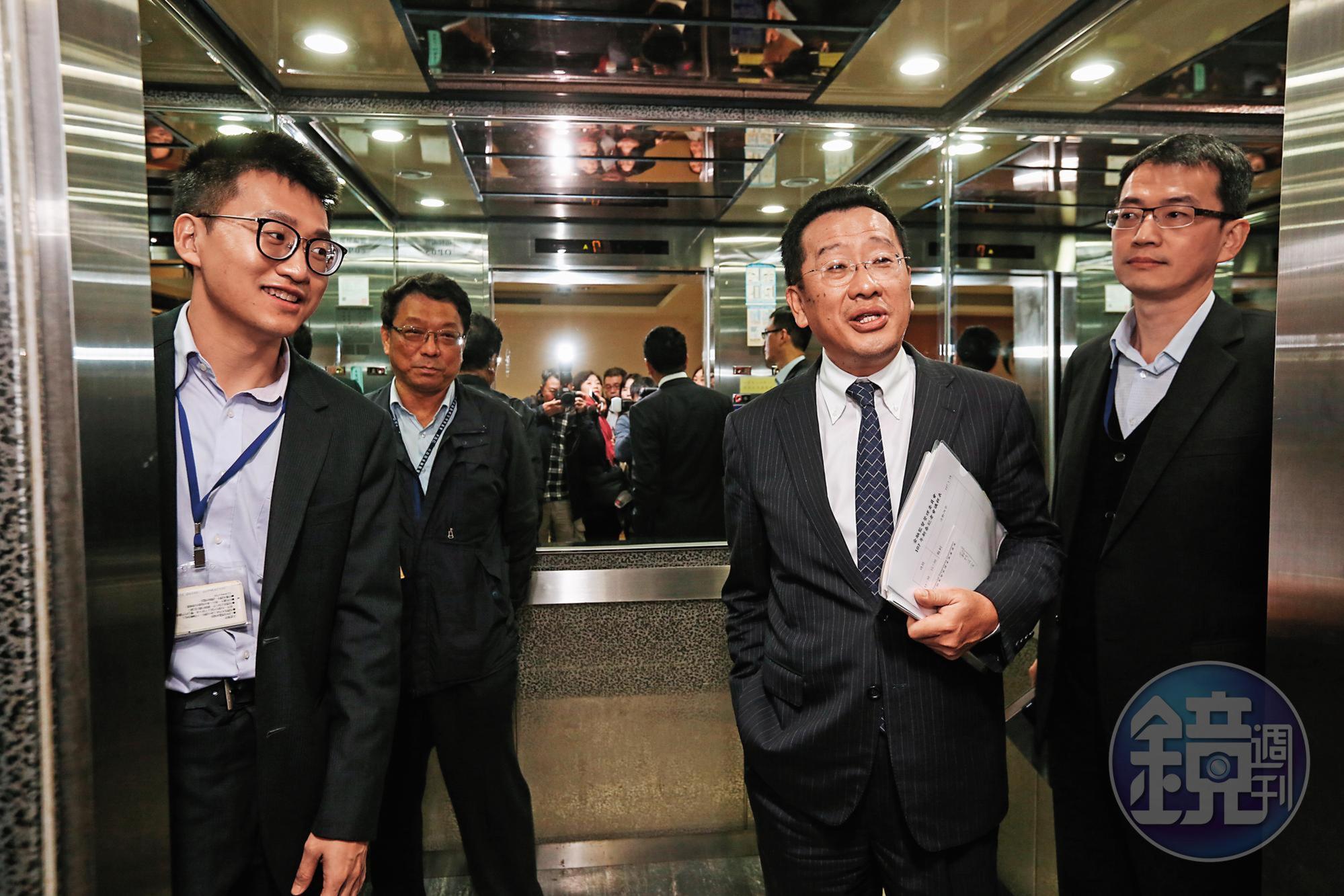 顧立雄要求，宏泰人壽不可以再用土地作價增資，必須現金增資。