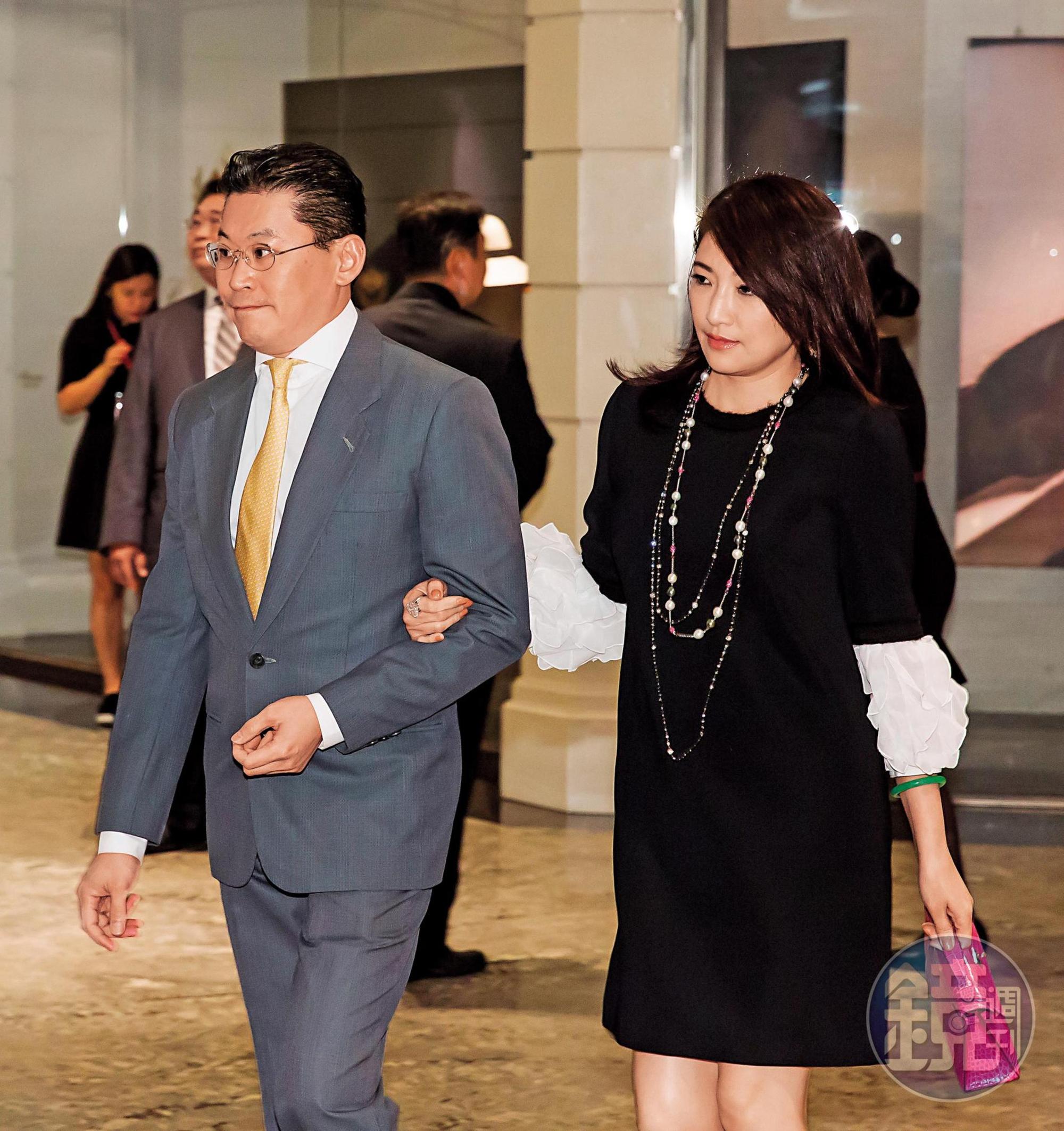 林鴻南（左）與太太王婉玲（右）育有2子1女，也對家庭教育很重視。