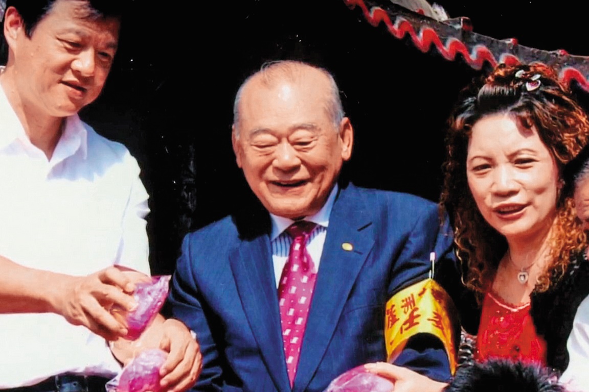 林堉璘(中)晚年鮮少現身公開活動,只會去湧蓮寺抽國運籤。(翻攝自林堉璘慈善基金會)