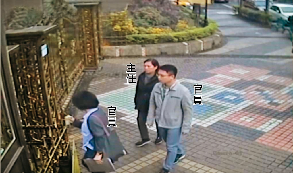 李慶元辦公室主任與2名市府官員一同進入安親班稽查，教育局人員透露2位官員是被逼著去的。（讀者提供）