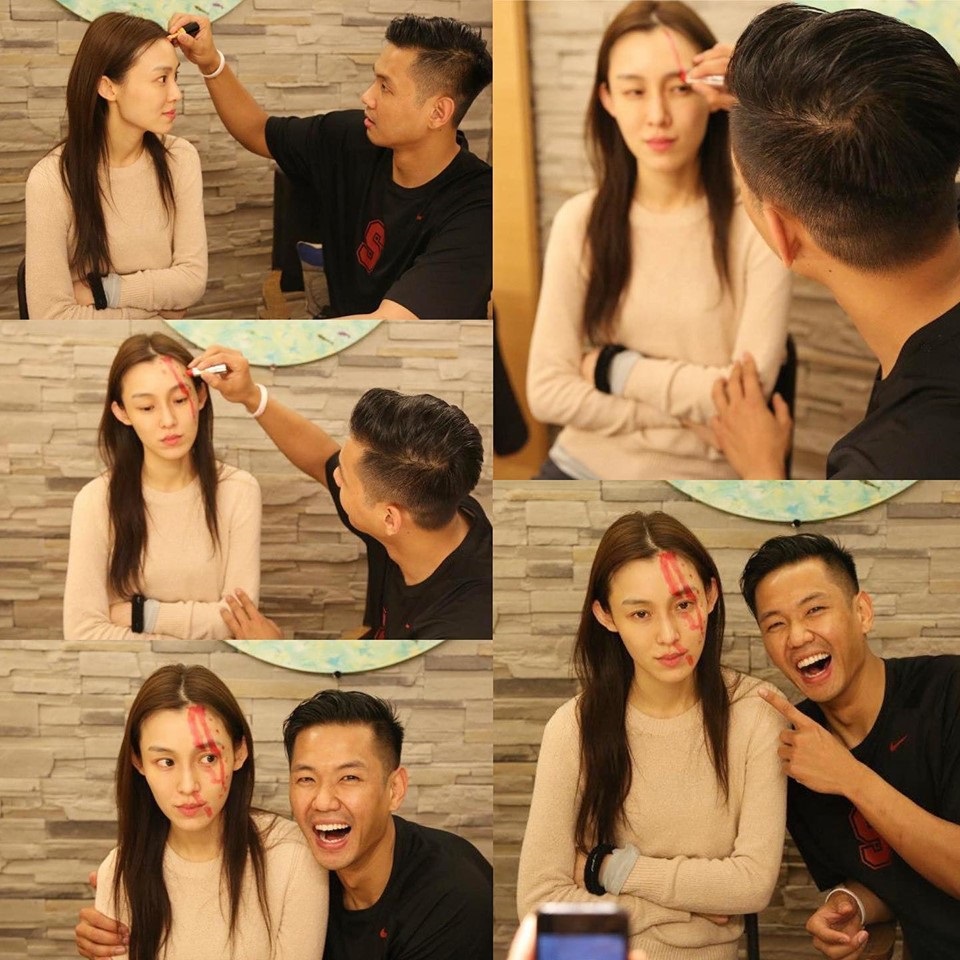黑人拿著紅筆，在范范臉上大畫特畫，搞笑慶祝結婚8週年。（翻攝自黑人 陳建州臉書）