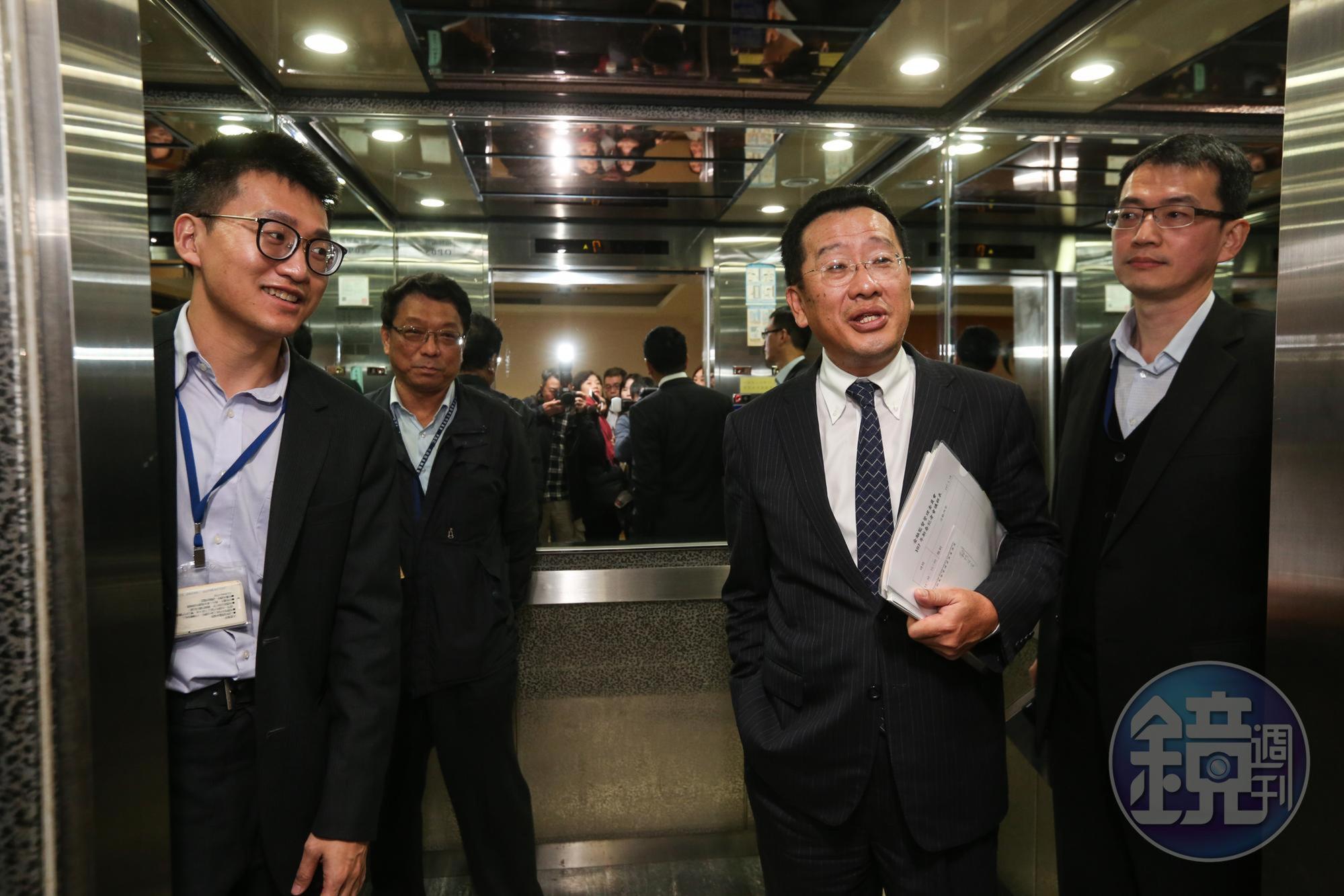 金管會主委顧立雄要求，宏泰人壽不可以再用土地作價增資，必須拿出現金參與增資。